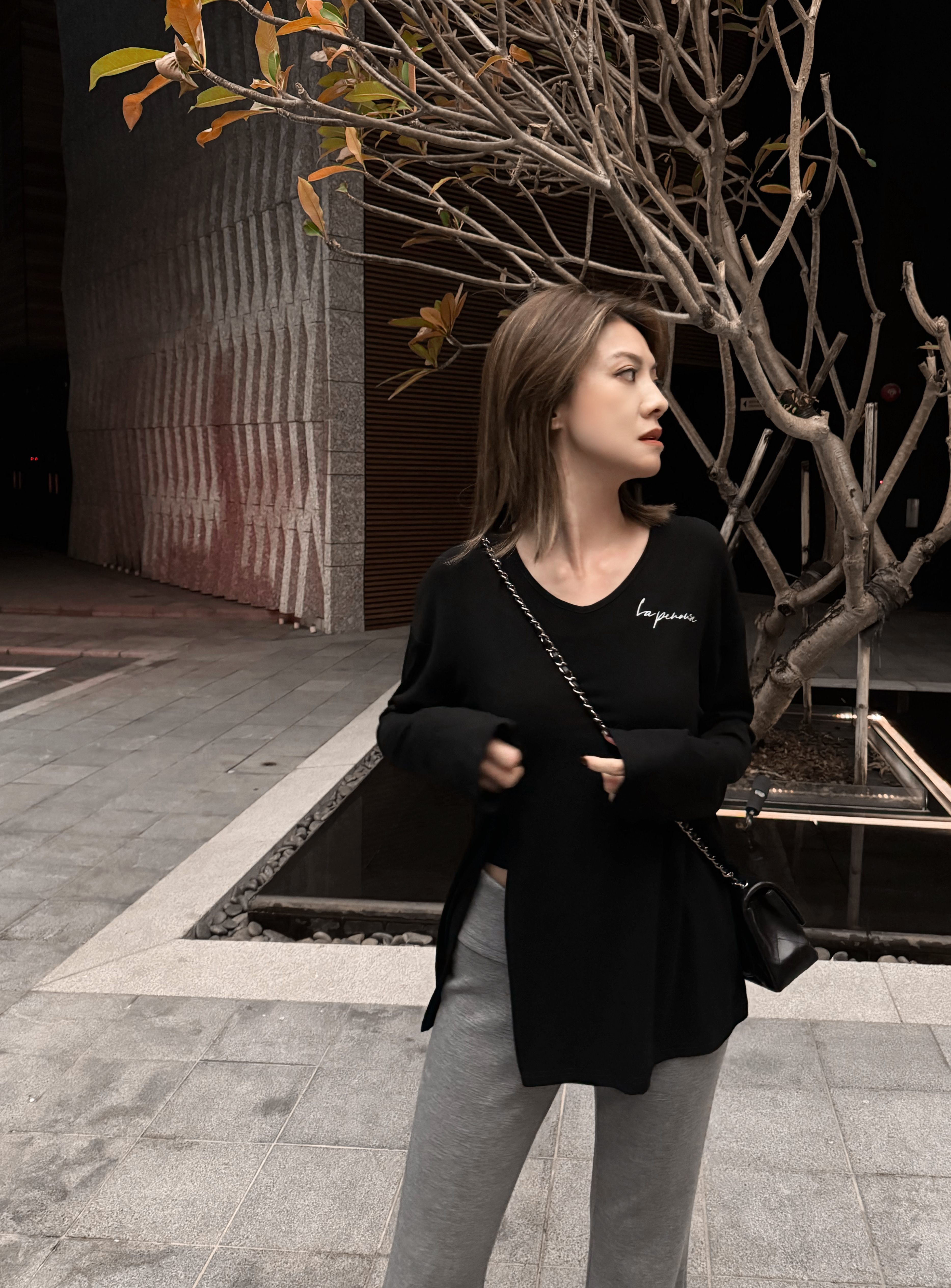 Graphic Logo Slit Hem Loose Tee_TP2410L09