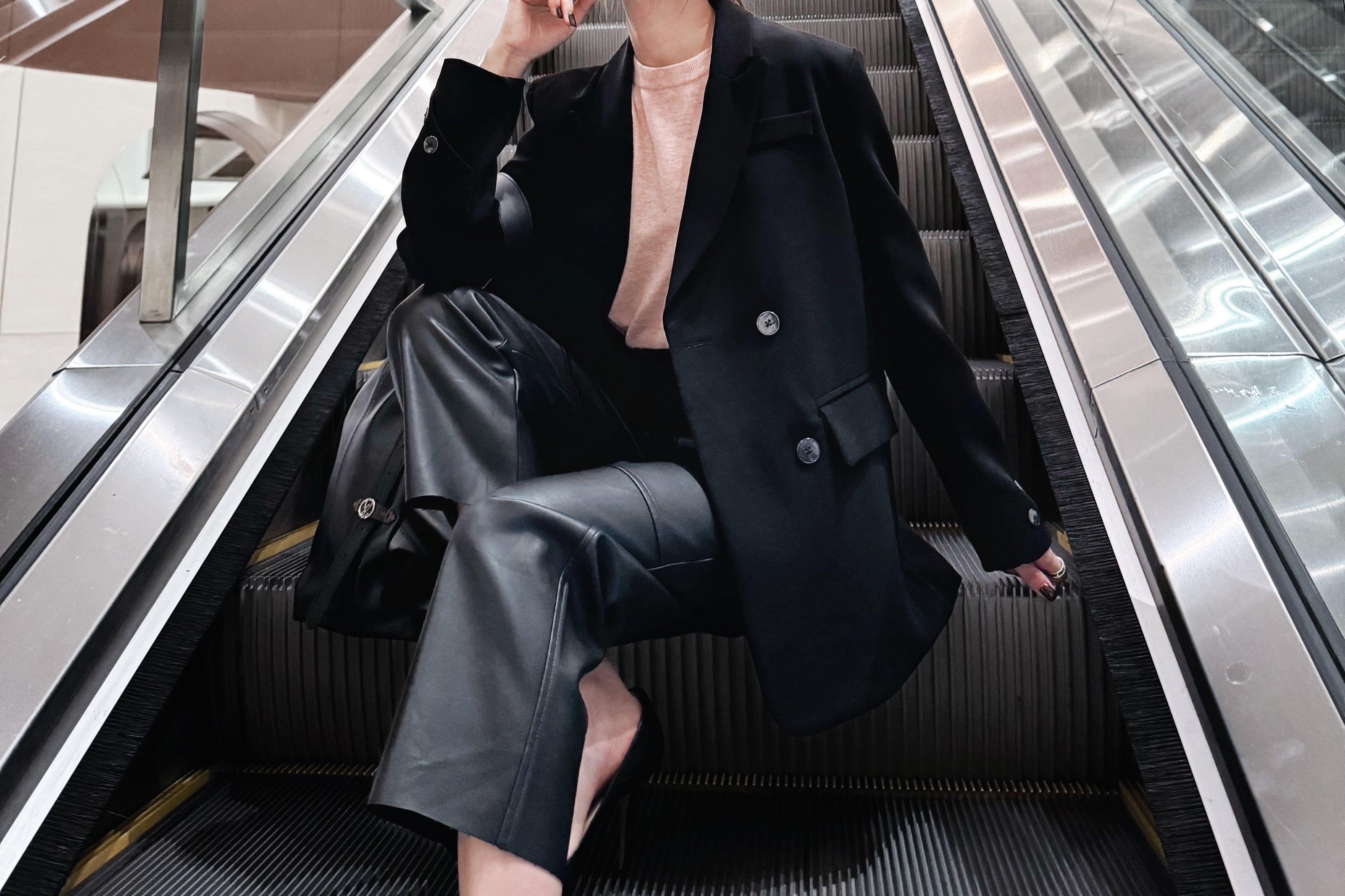 Mid-Rise Leather Effect Pants_PT2412L58