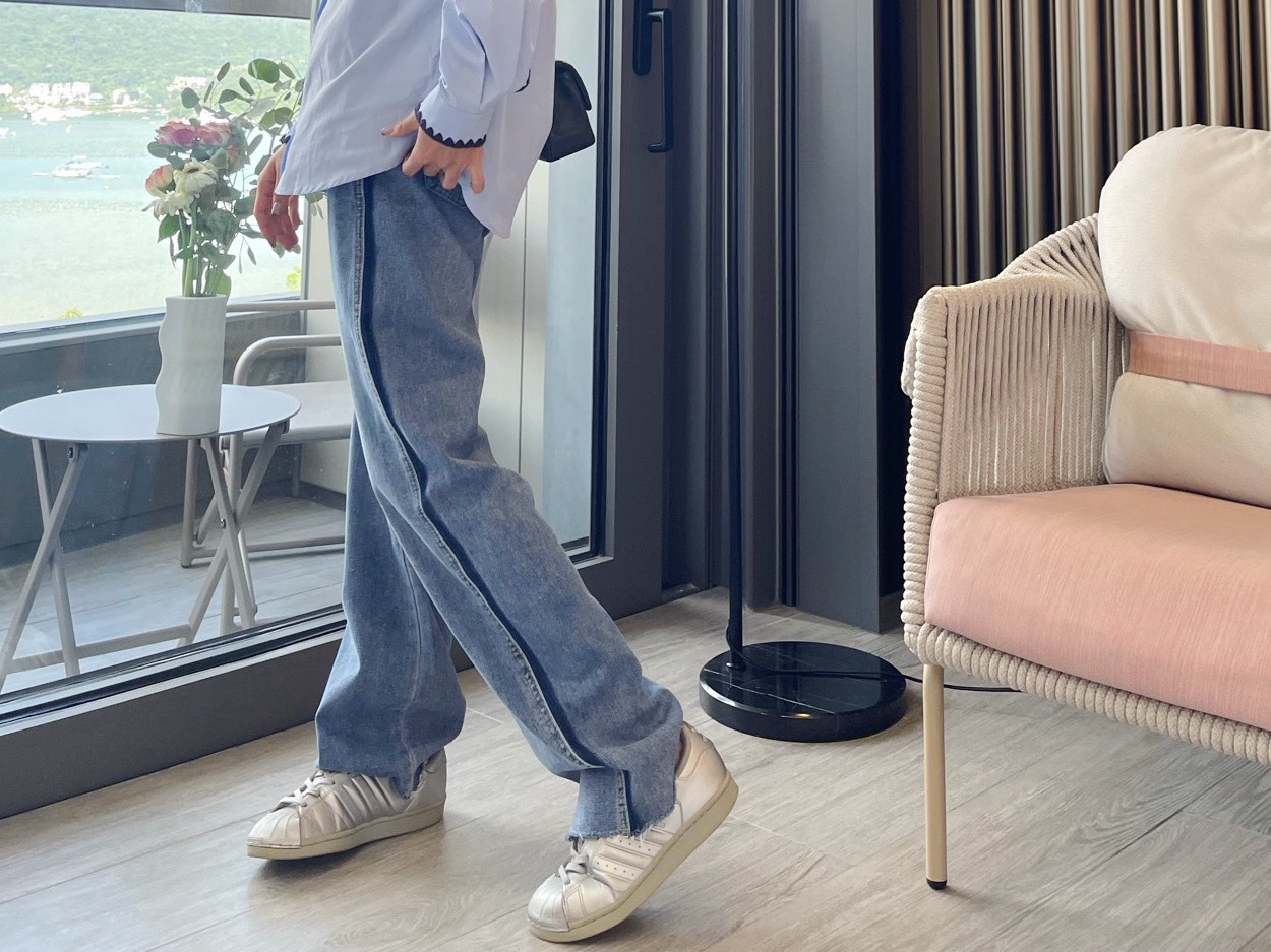 Washing Contrast Side Straight Leg Medium Wash Jeans_JE2310L10