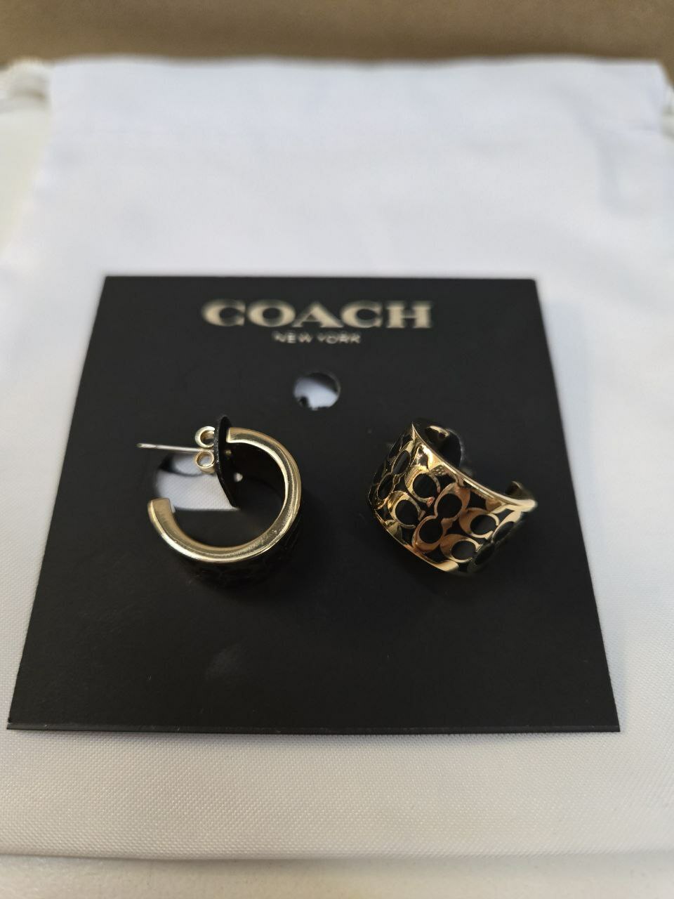 [S] COACH C7770 SIGNATURE ENAMEL HUGGIE EARRINGS,BLACK, 889295444382 (SCO1005)