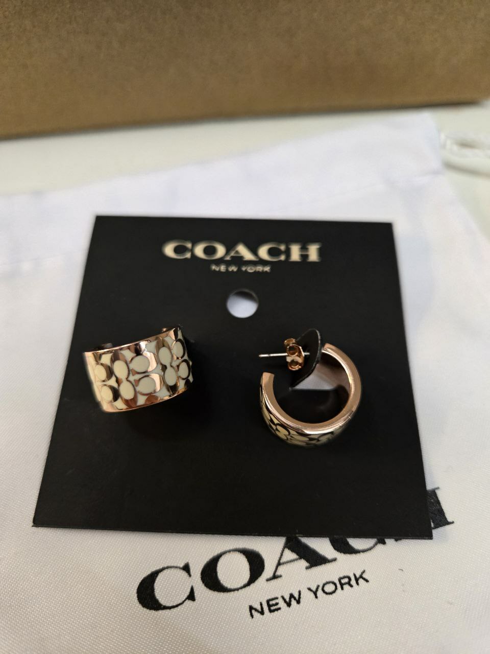 [S] COACH C7770 SIGNATURE ENAMEL HUGGIE EARRINGS,WHITE, 889295444368 (SCO1006)
