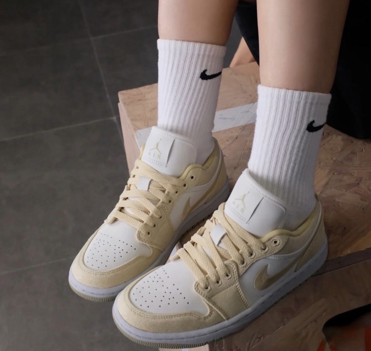 預購 Nike Air Jordan 1 Low SE 奶黃刺繡