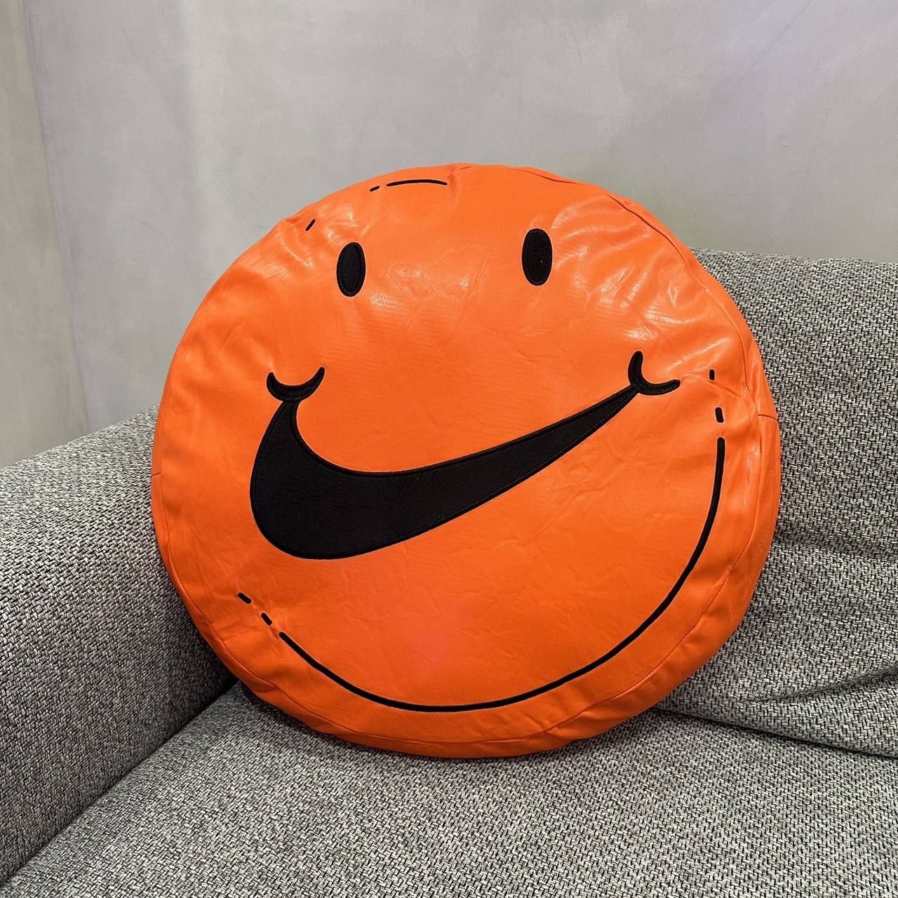 【APAIR】現貨 國外限定 Nike 微笑抱枕 笑臉抱枕 軟質皮革 橘色