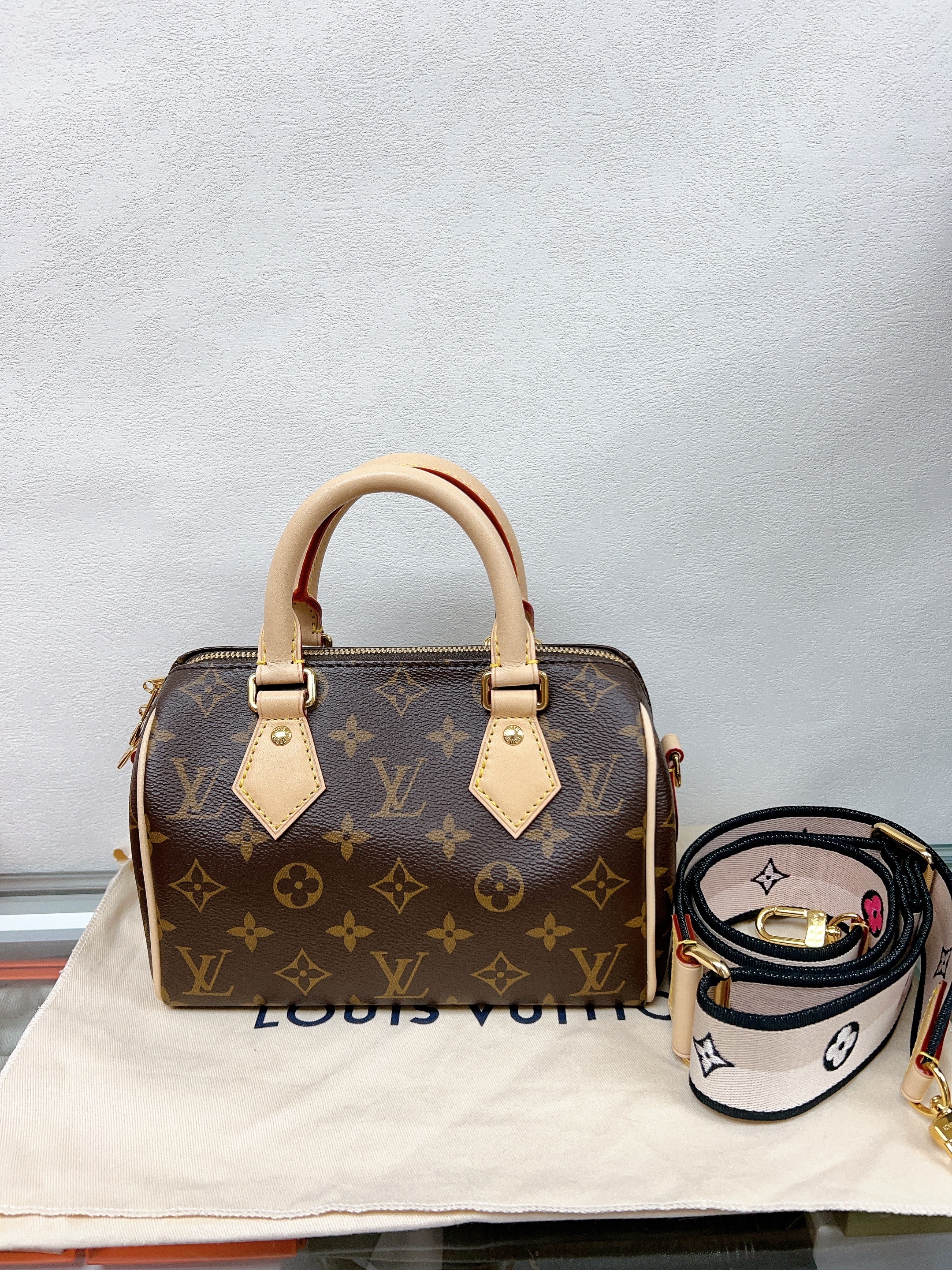 *Unused* Lv speedy 20 (black strap)