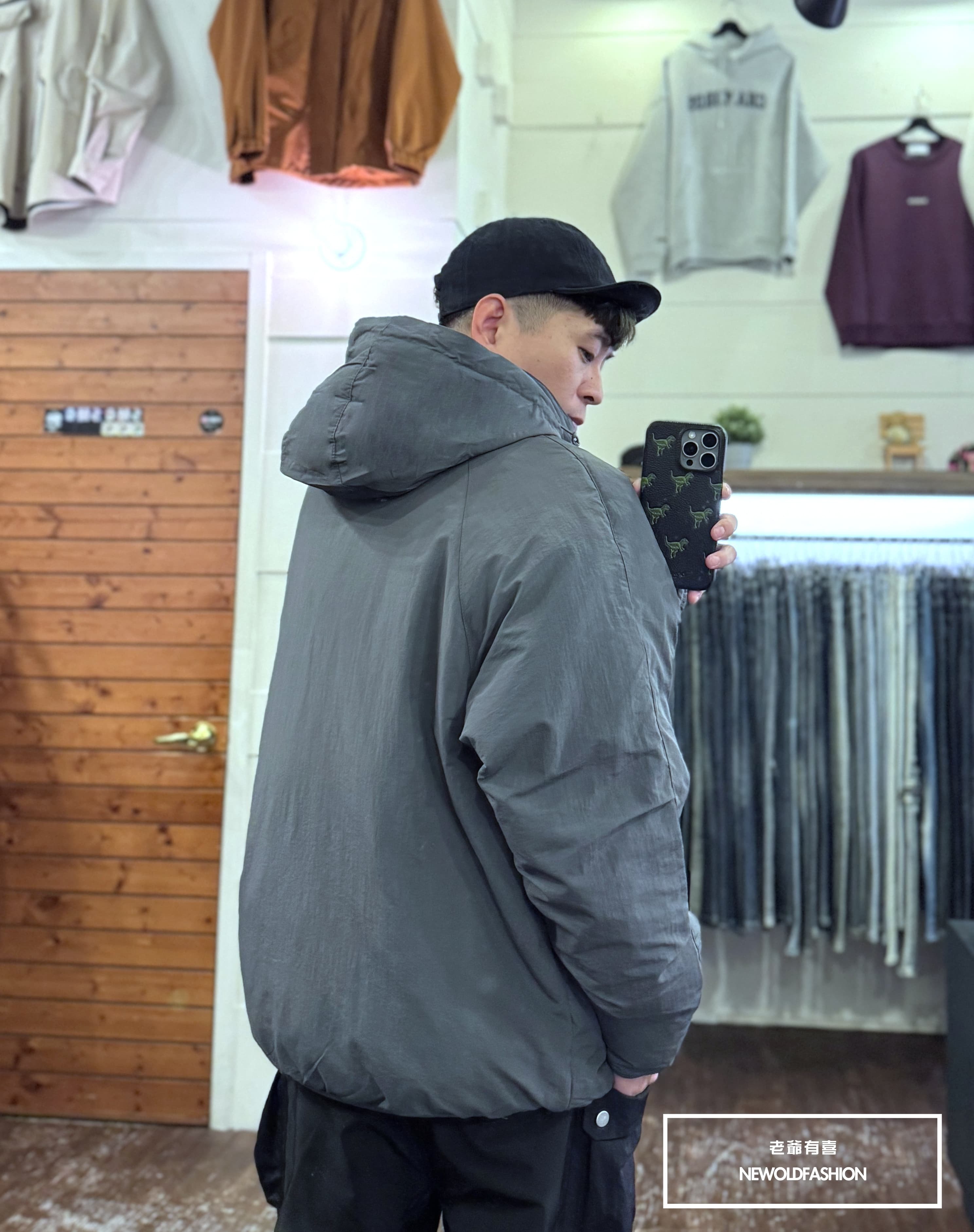 『新品上市』重磅大口袋可收式連帽輕羽絨外套-深灰(NOF24116406)