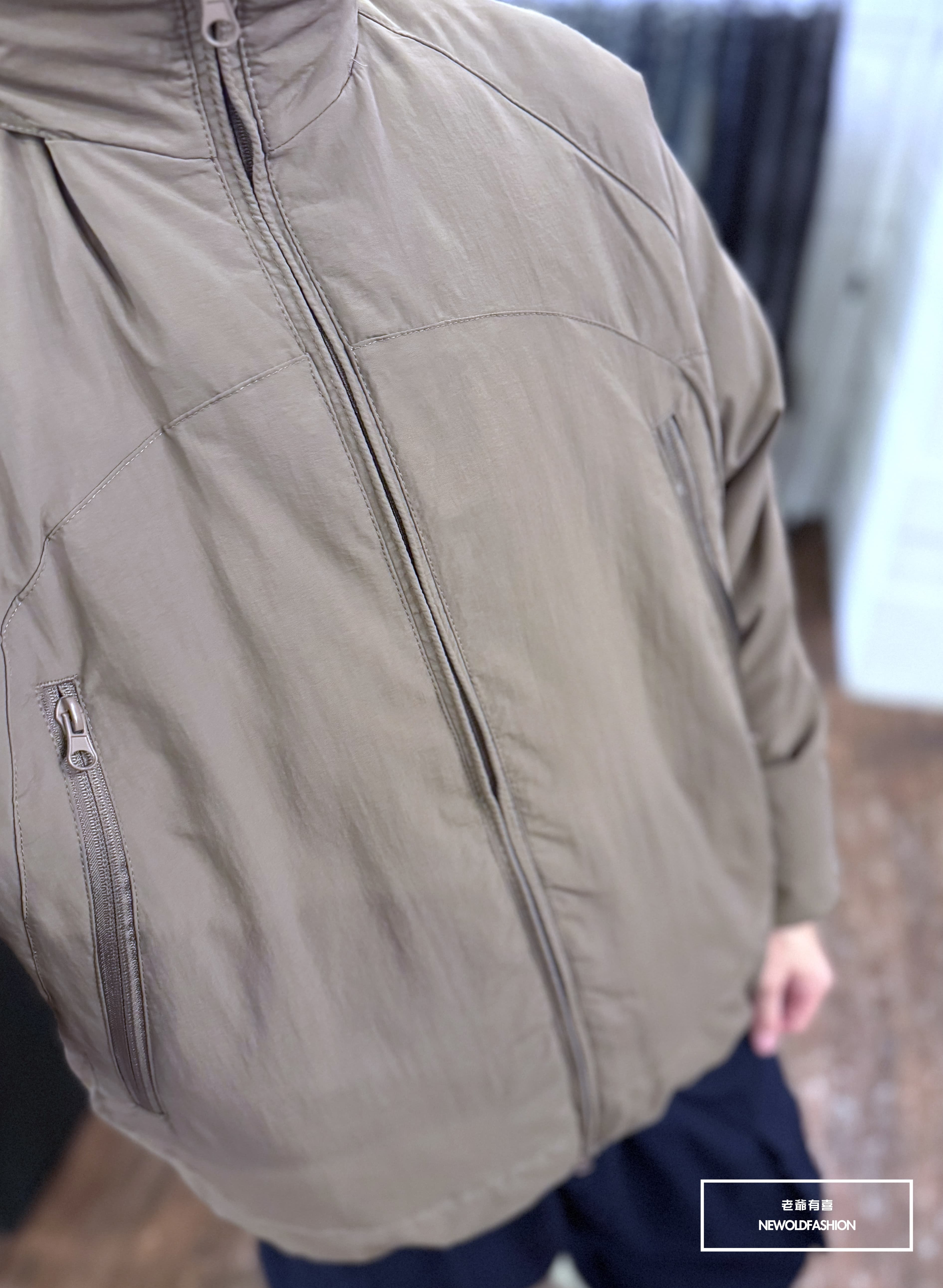 『新品上市』重磅大口袋可收式連帽輕羽絨外套-咖(NOF24116406)