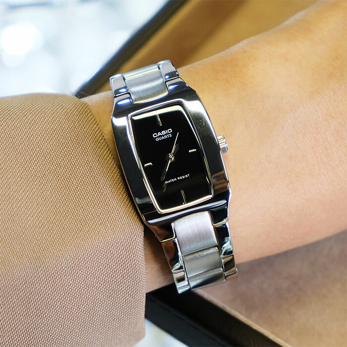 萬年鐘錶 - CASIO  卡西歐 黑面酒桶型經典女錶 LTP-1165A-1C   錶徑22MM