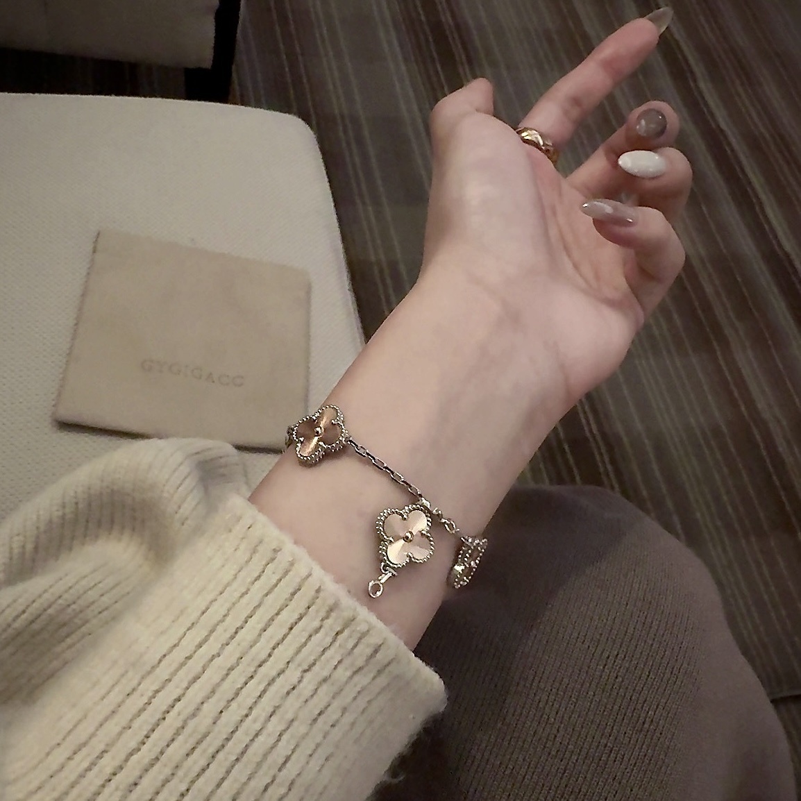 【中號手鍊】18k鐳射玫瑰金聖誕限量白金邊五花四葉草”高奢定製系列