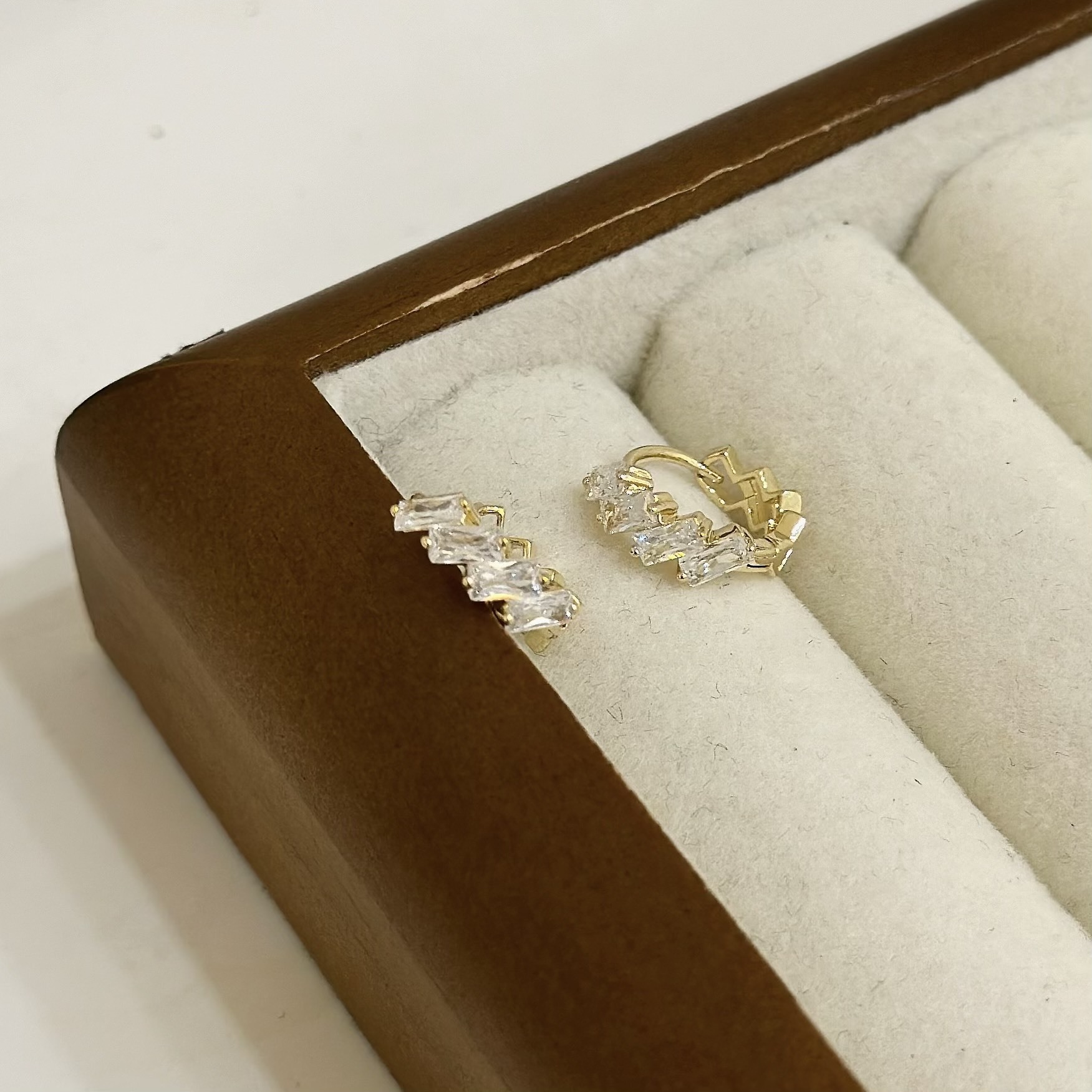 長形斜邊鋯石易扣