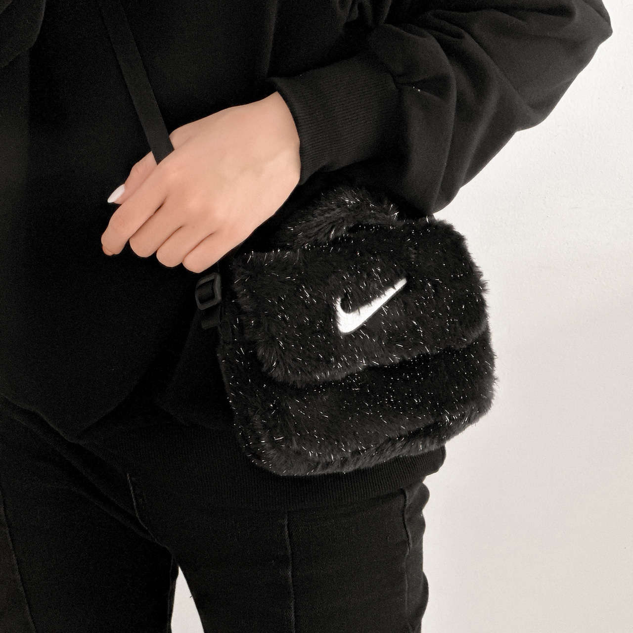 NIKE CROSSBODY BAG 金蔥毛絨 小包 迷你包 側背包 多夾層 黑白 FZ1329-010  奶油橘 FZ1329-113 / 調貨