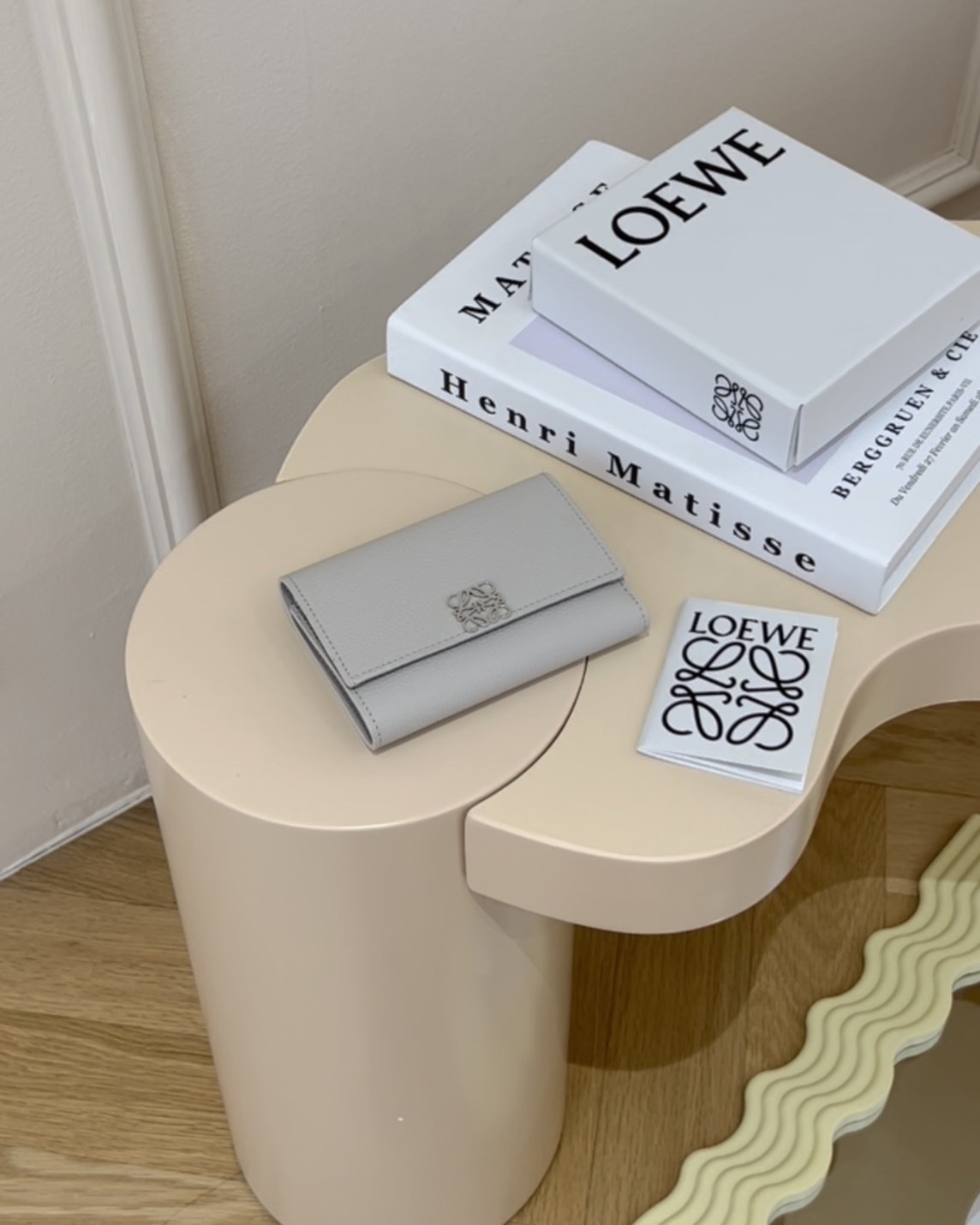 LOEWE｜卵石紋小牛皮小號立式皮夾 淺幽靈色