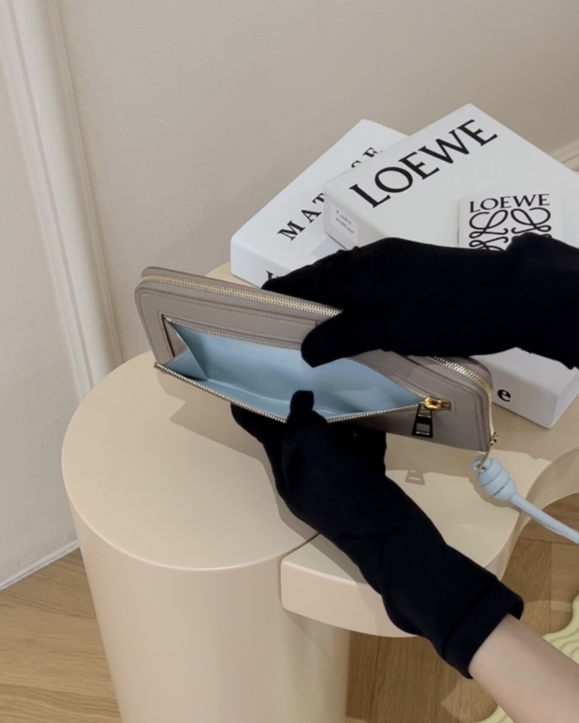 LOEWE｜納帕小牛皮打結拉鍊長夾 沙色/冰山藍色