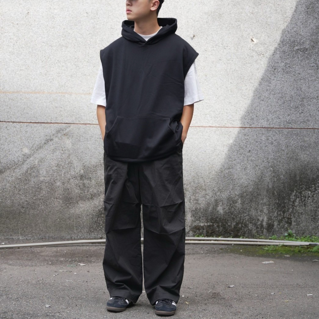 男模穿著#24122 重磅背心帽T黑色全身照