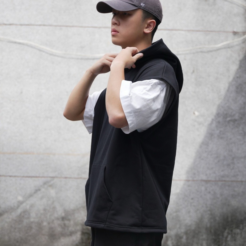 男模穿著#24122 重磅背心帽T黑色