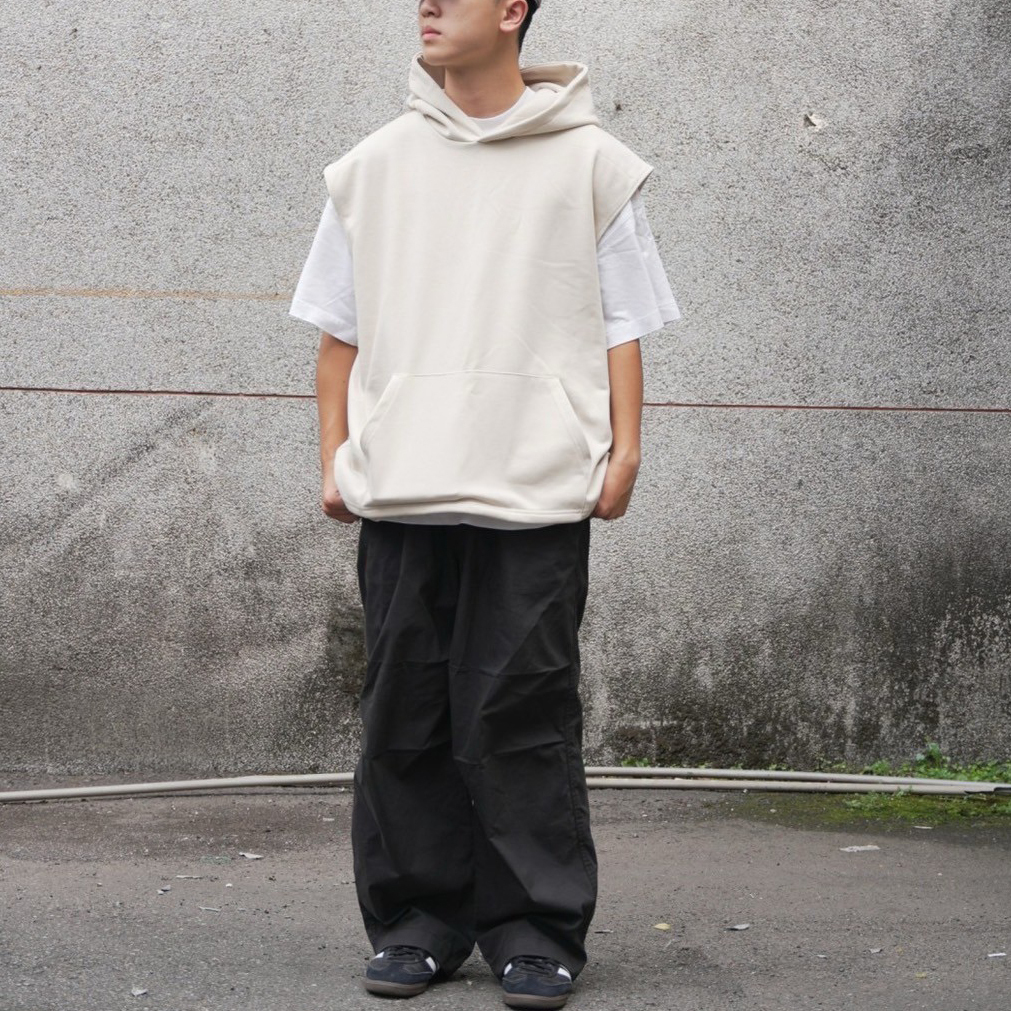 男模穿著#24122 重磅背心帽T杏色全身照