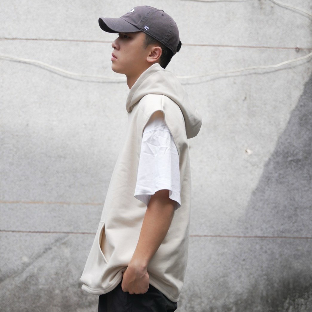 男模穿著#24122 重磅背心帽T杏色側面特寫照