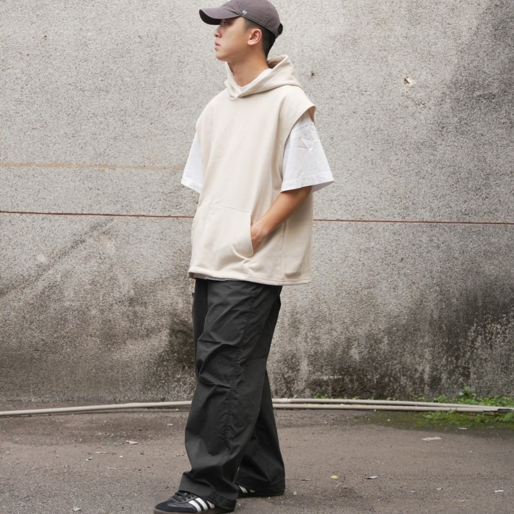 男模穿著#24122 重磅背心帽T杏色穿搭照