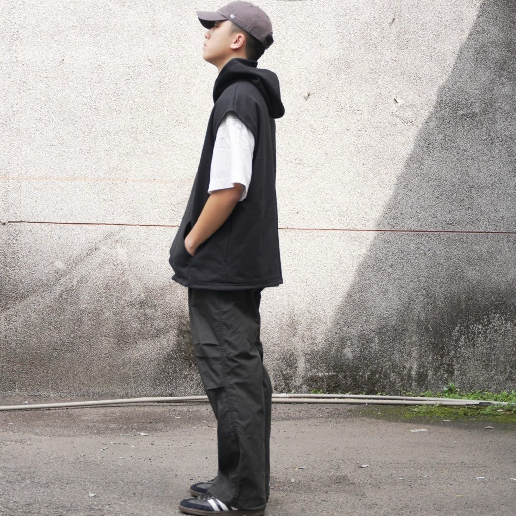 男模穿著#24122 重磅背心帽T黑色側面照