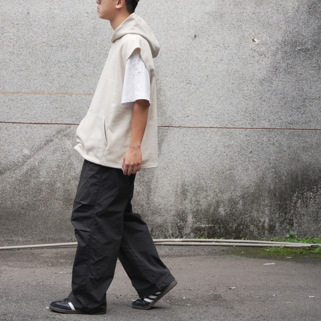 男模穿著#24122 重磅背心帽T杏色側面照