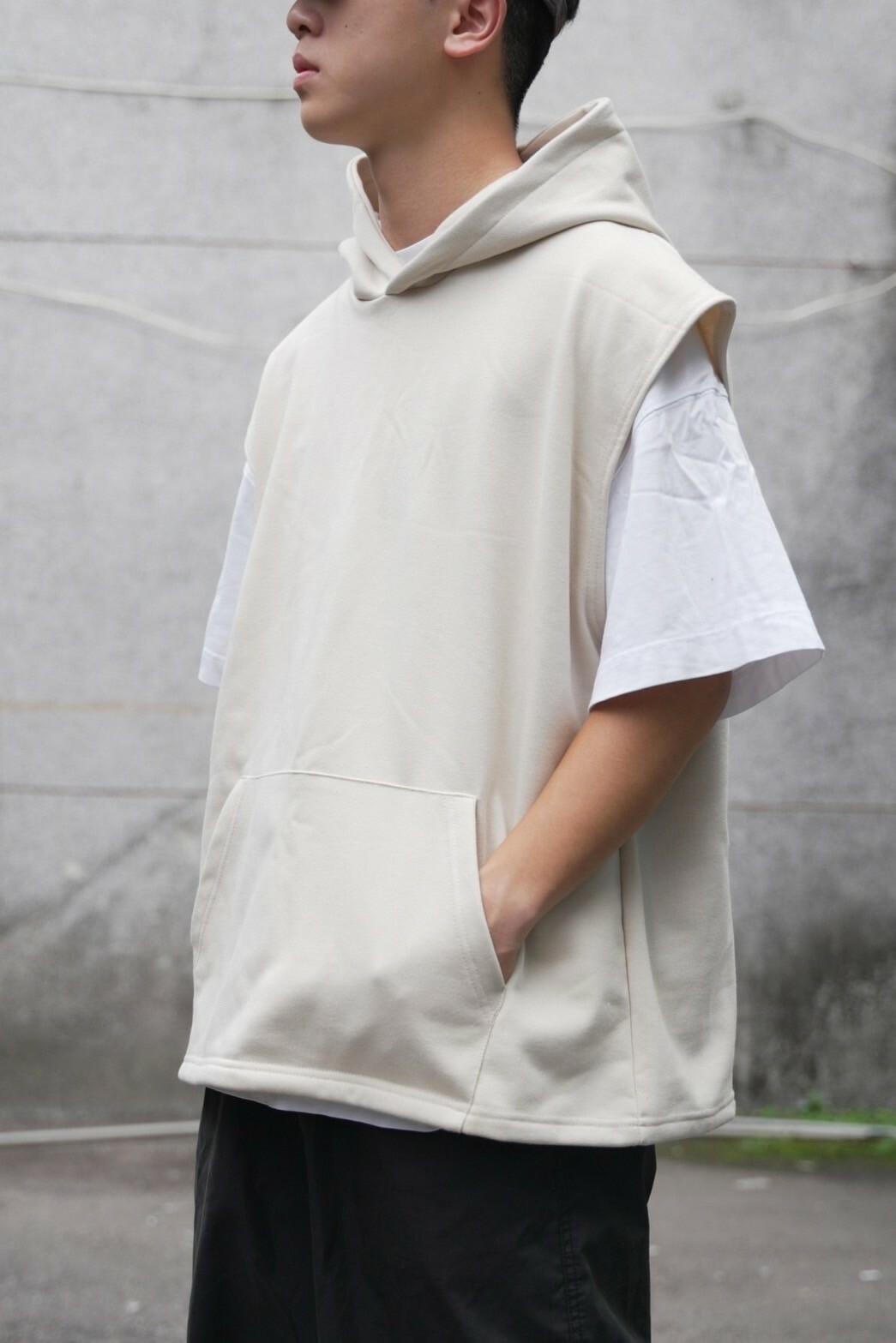 男模穿著#24122 重磅背心帽T杏色