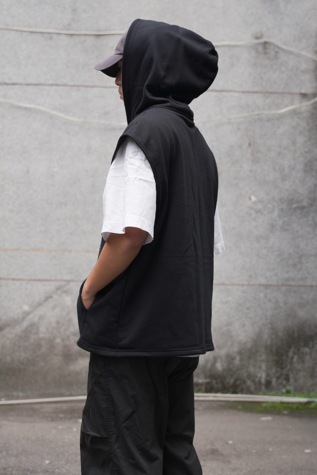 男模穿著#24122 重磅背心帽T黑色背面照