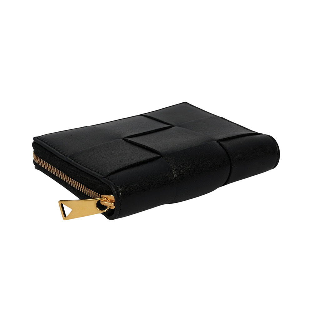 【BOTTEGA VENETA】新款大格小羊皮及小牛皮編織拉鍊短夾(黑色) 681191 VCQC1 8425