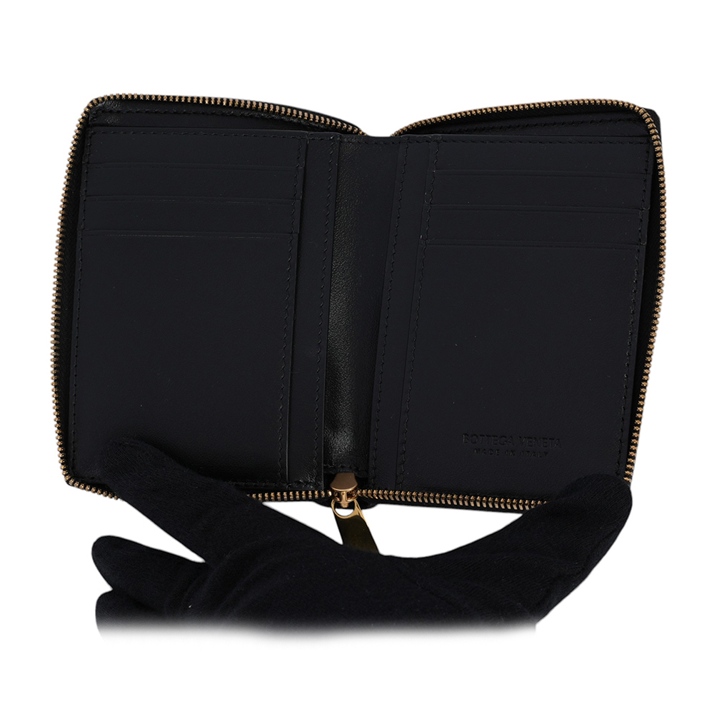 【BOTTEGA VENETA】新款大格小羊皮及小牛皮編織拉鍊短夾(黑色) 681191 VCQC1 8425