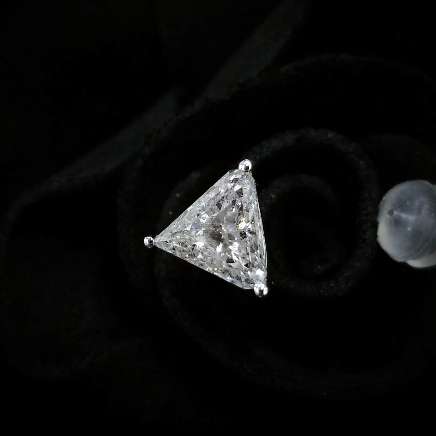 全新18K白金【主石88份三角鑽石】單耳環