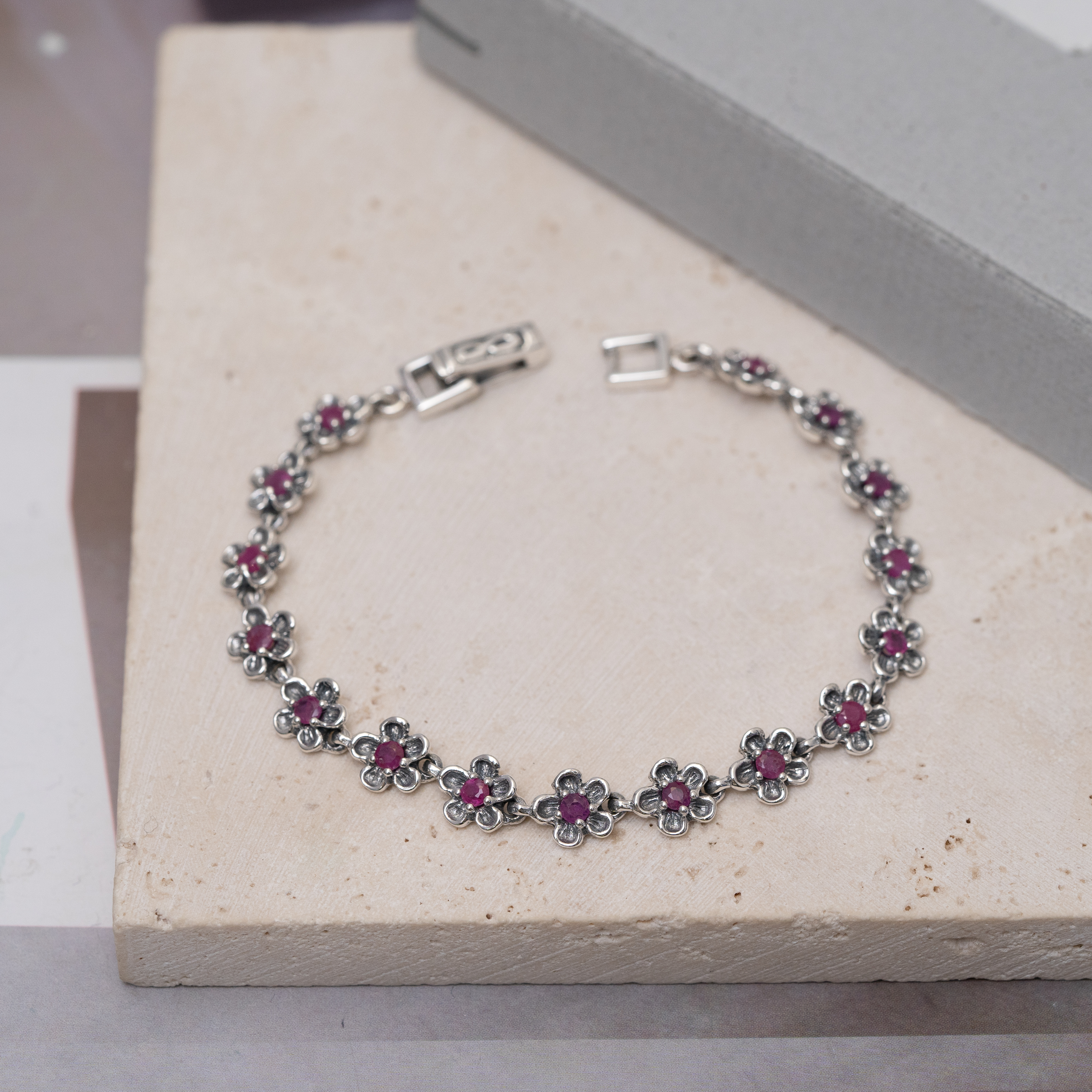 Svb198 (ruby 紅寶石花花手鏈）