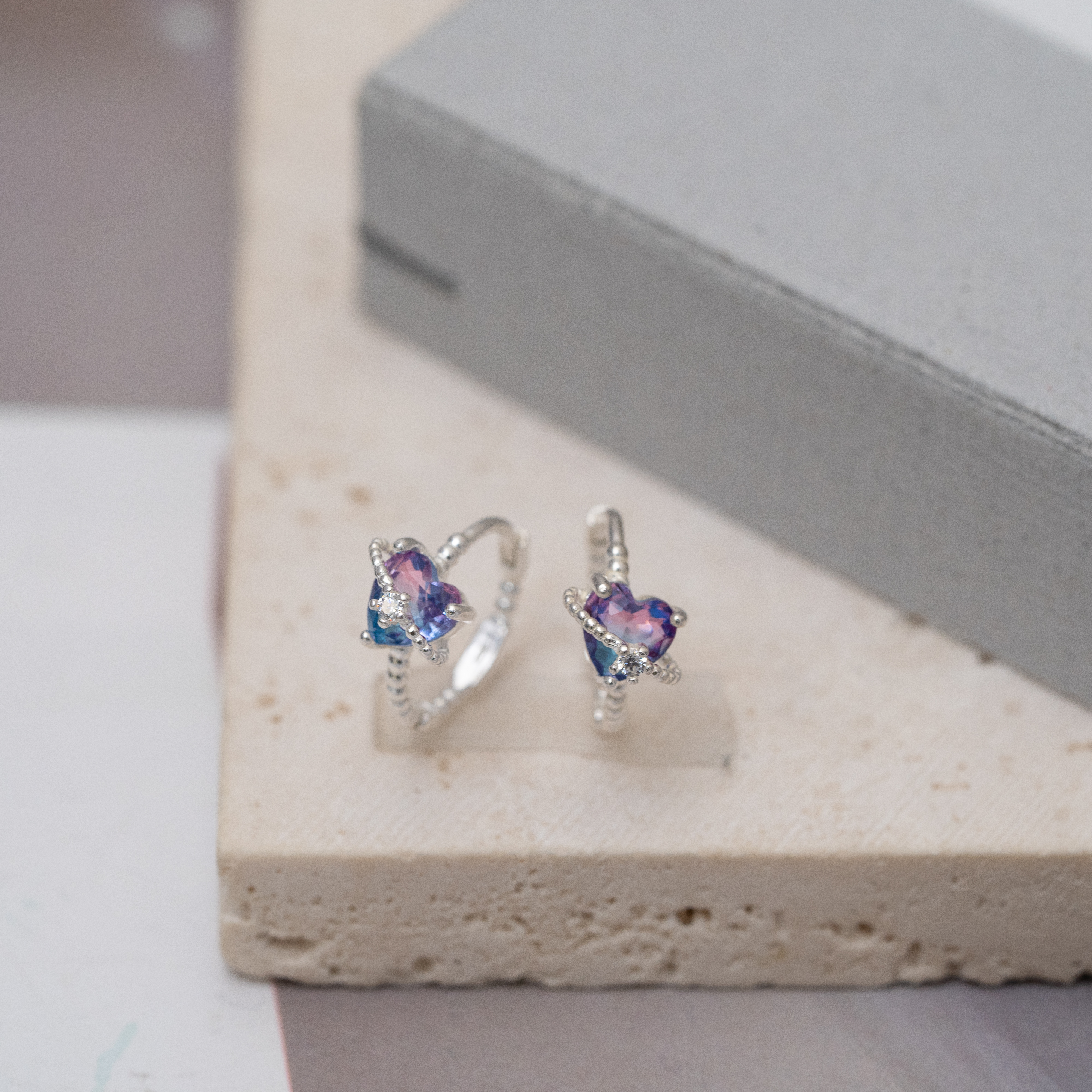 Sve23 (幻彩心形圈耳環）