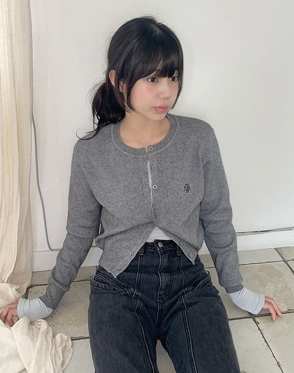 預訂｜MUAHMUAH STITCH LOGO ROUND CARDIGAN