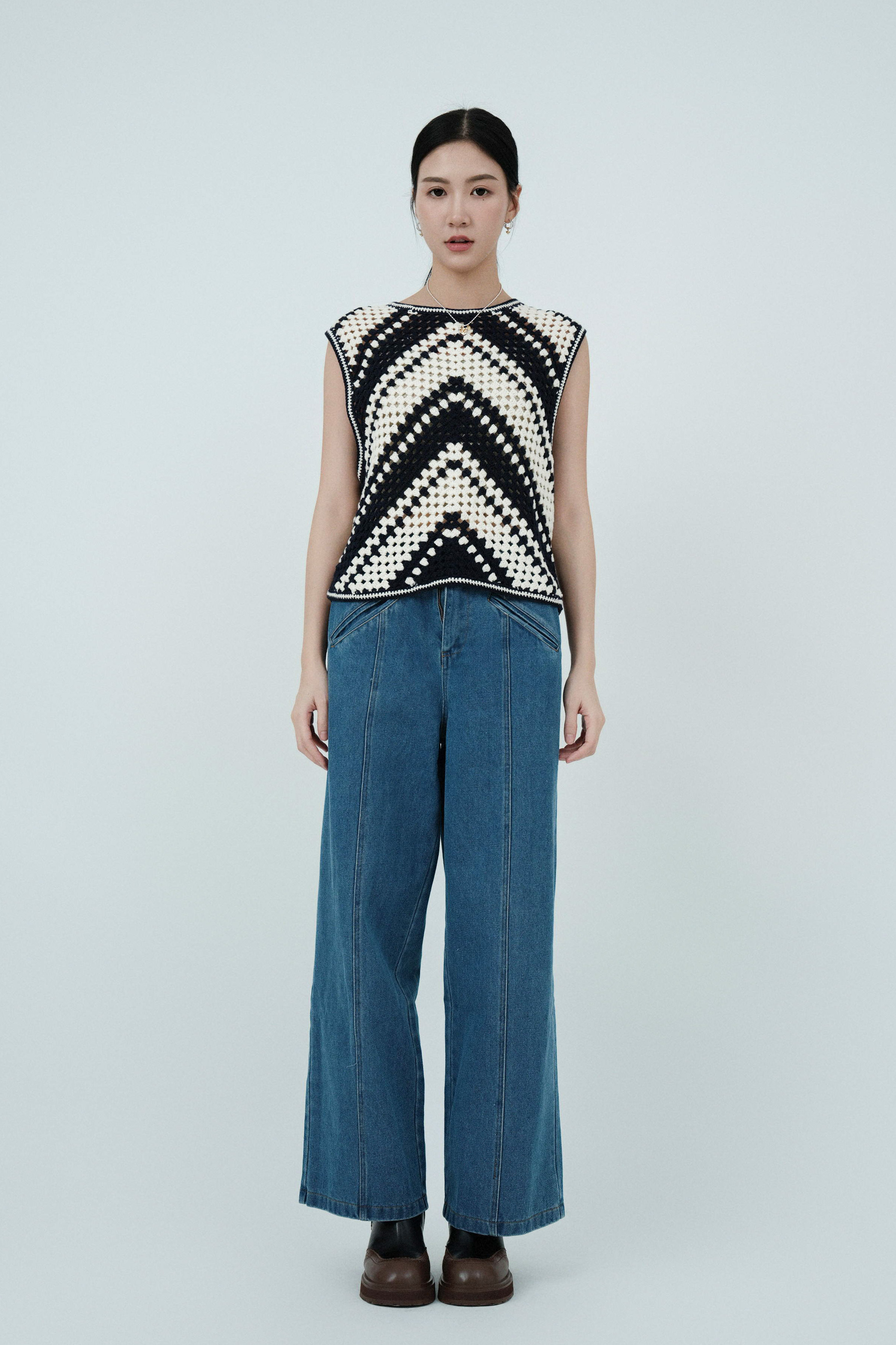 倒V紋疏洞針織背心 (現貨款式）