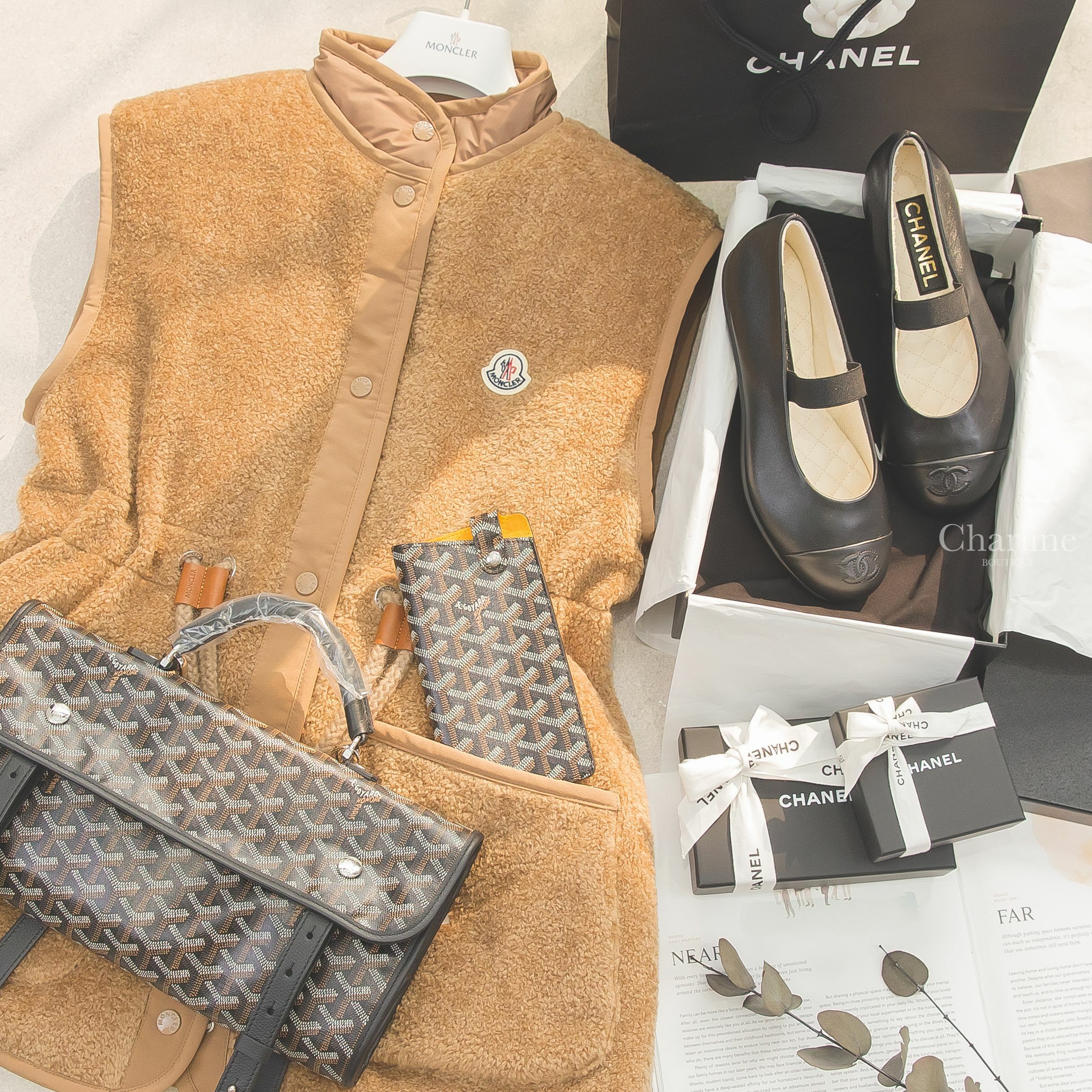 Goyard Saint Léger 黑色後背包,Goyard Montmartre GM Case 黑色收納包,Chanel 黑CC羊皮棉質鬆緊帶平底瑪莉珍鞋,Moncler 淺褐色立領抽繩毛毛羽絨背心-Charline Boutique 精品代購
