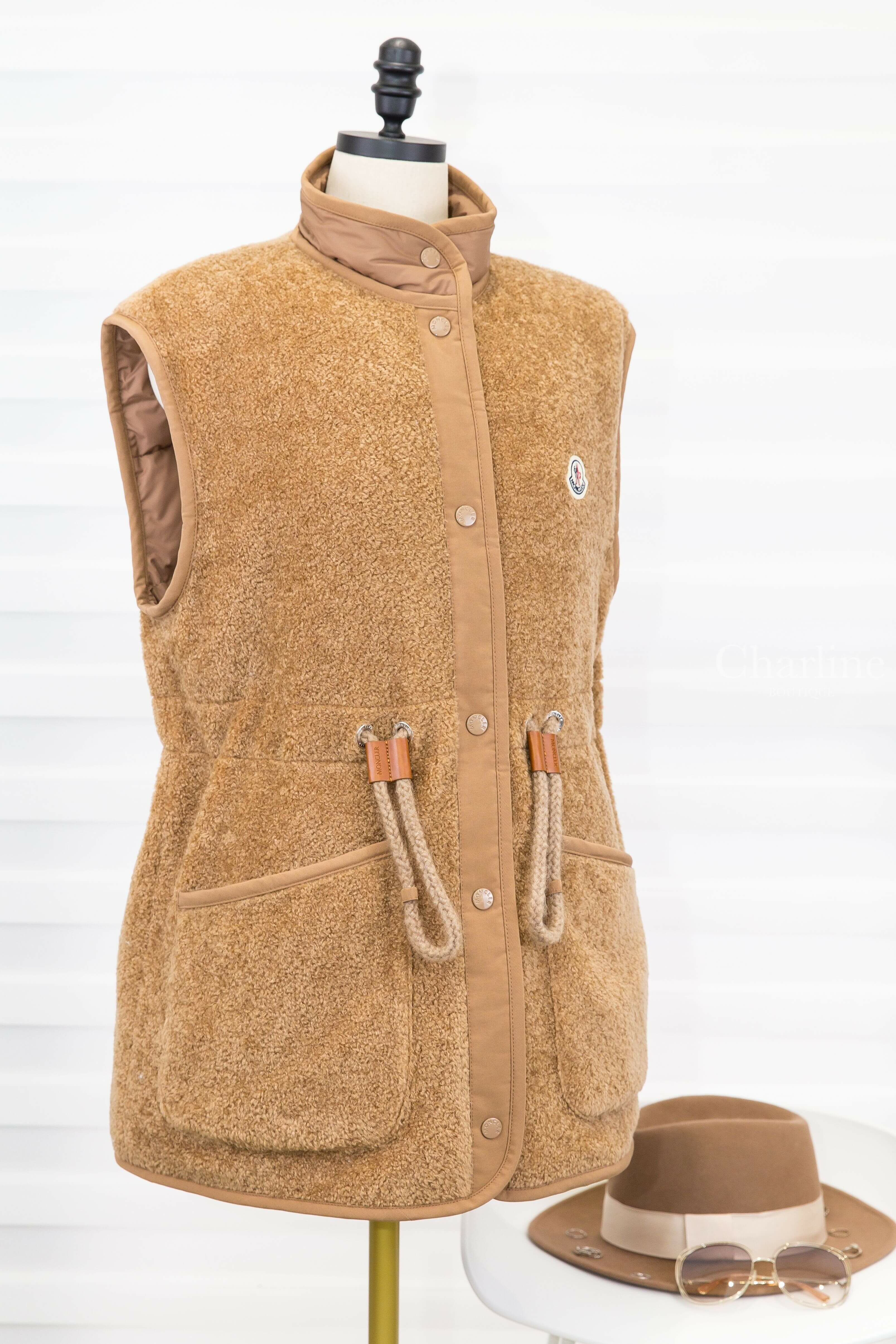 Moncler Bost Teddy Down Gilet 淺褐色小立領抽繩收腰扣式毛毛混棉質羽絨背心-Charline Boutique 精品代購