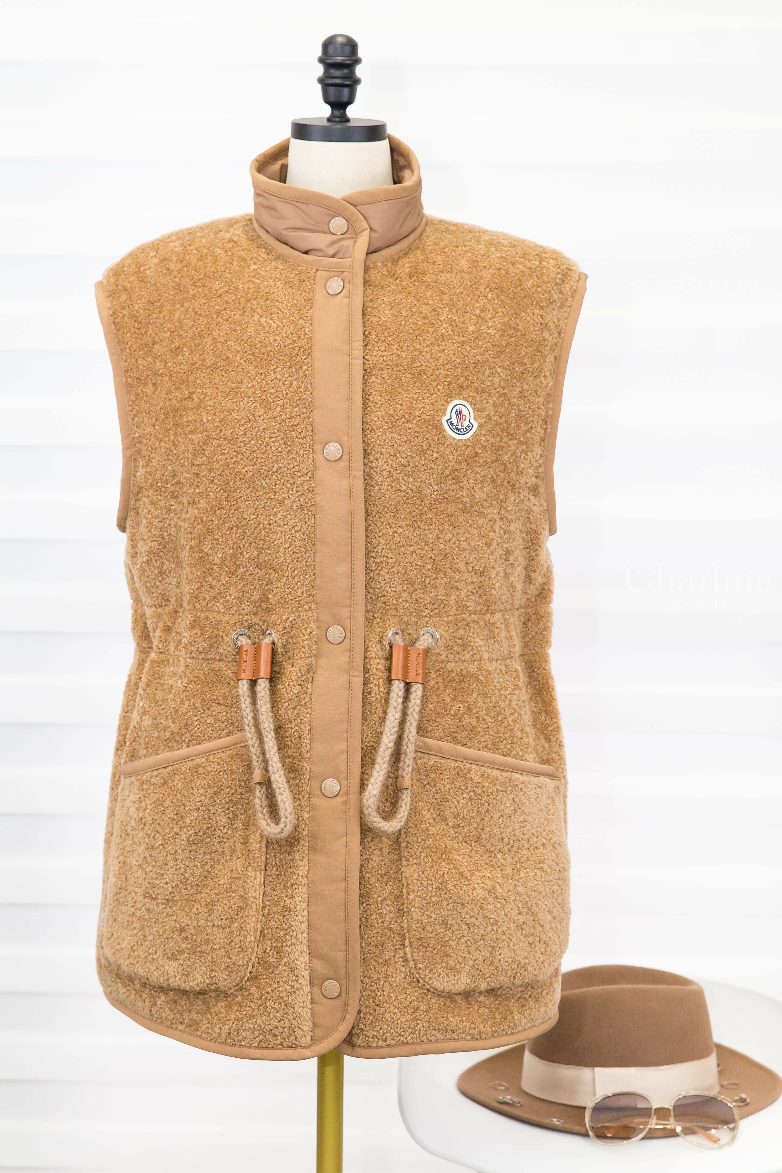 Moncler Bost Teddy Down Gilet 淺褐色小立領抽繩收腰扣式毛毛混棉質羽絨背心-Charline Boutique 精品代購