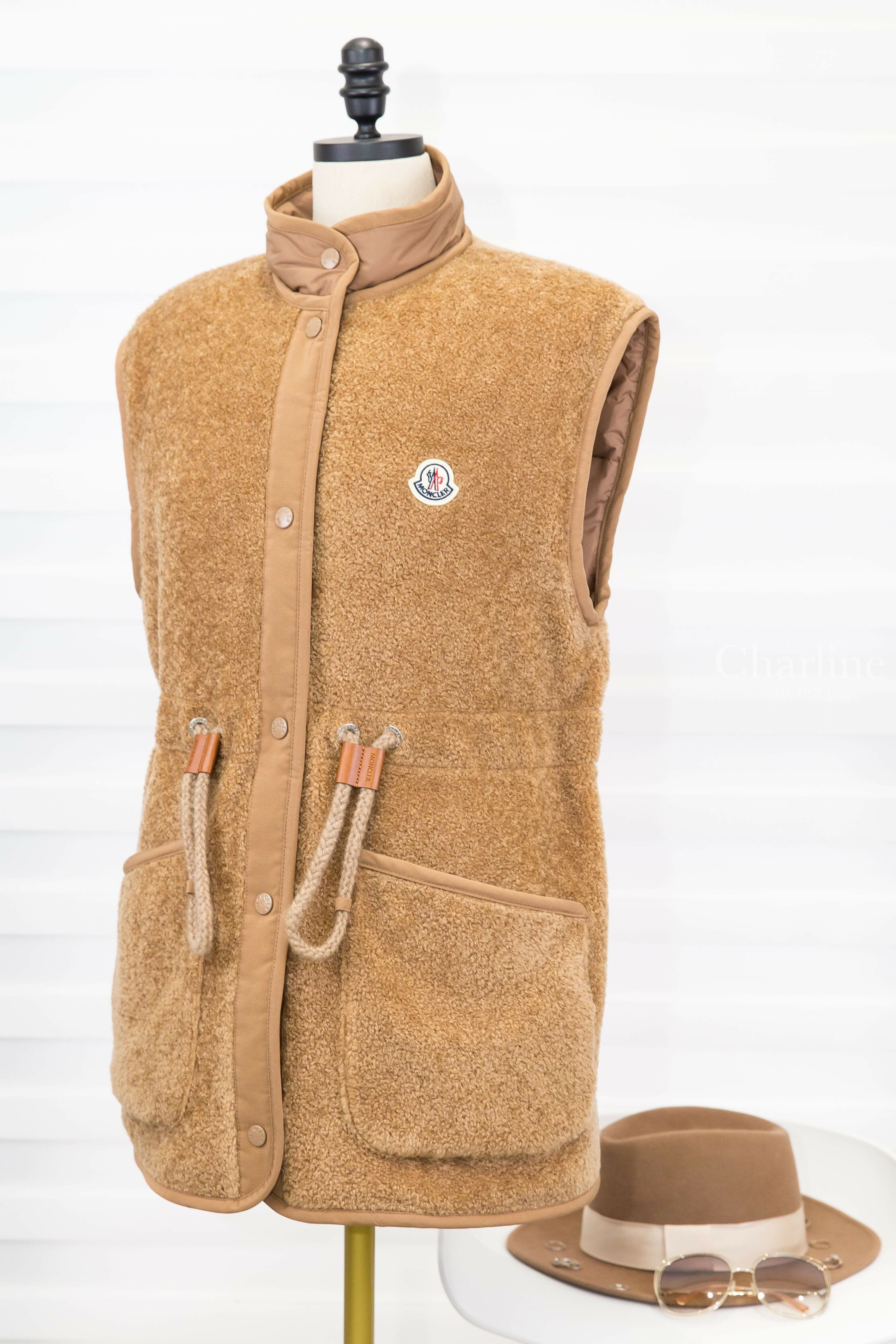 Moncler Bost Teddy Down Gilet 淺褐色小立領抽繩收腰扣式毛毛混棉質羽絨背心-Charline Boutique 精品代購