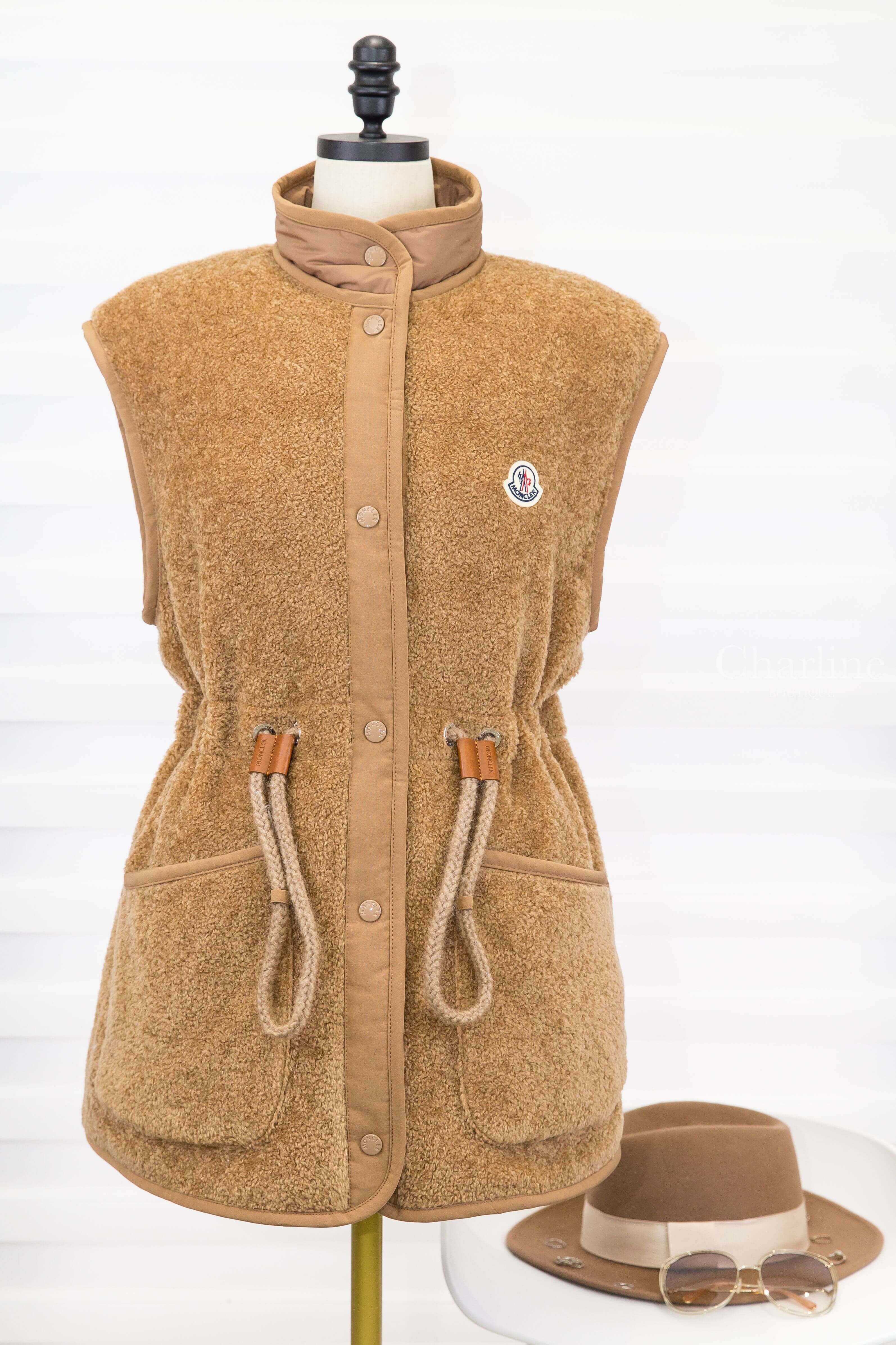 Moncler Bost Teddy Down Gilet 淺褐色小立領抽繩收腰扣式毛毛混棉質羽絨背心