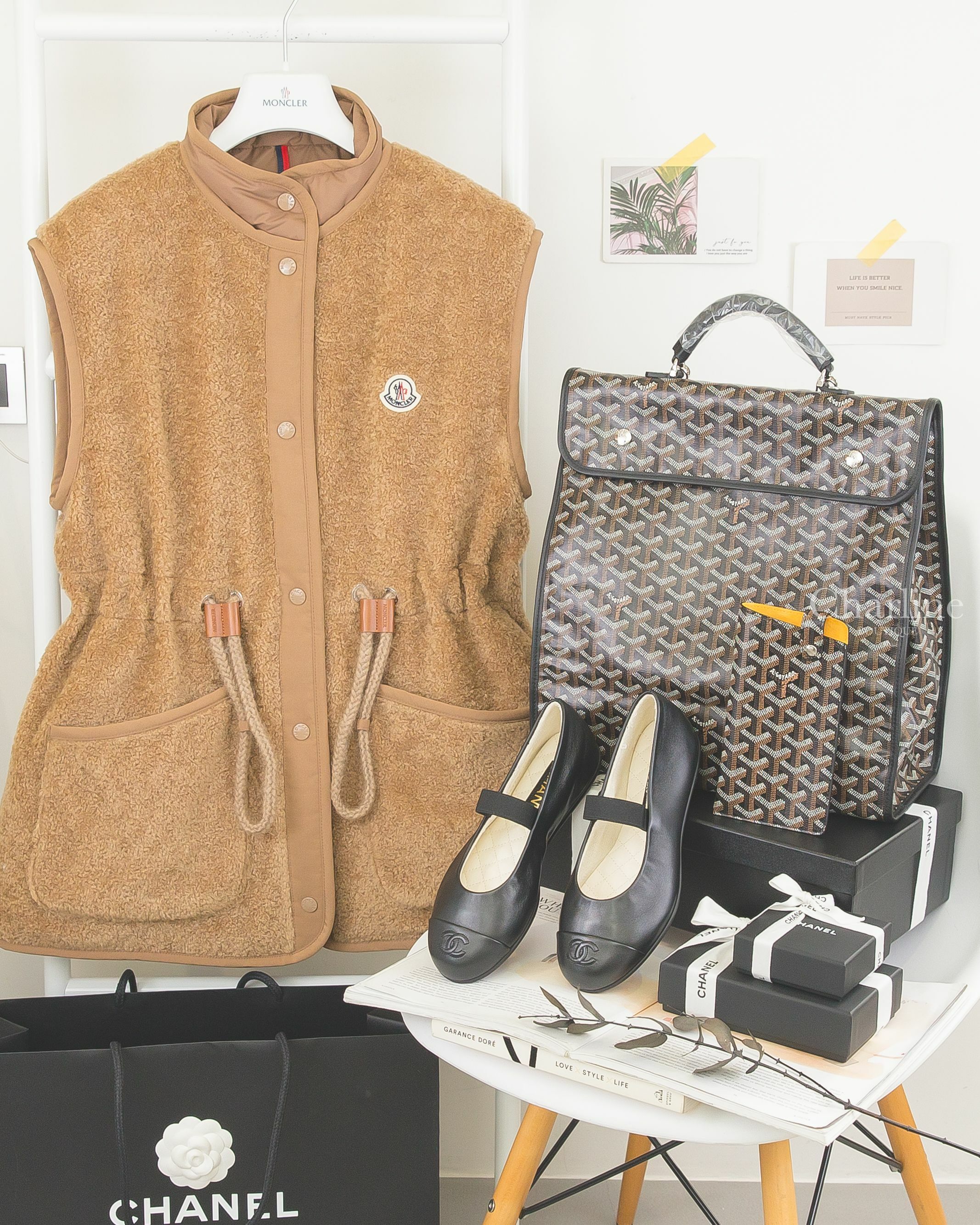 Goyard Saint Léger 黑色後背包,Goyard Montmartre GM Case 黑色收納包,Chanel 黑CC羊皮棉質鬆緊帶平底瑪莉珍鞋,Moncler 淺褐色立領抽繩毛毛羽絨背心-Charline Boutique 精品代購