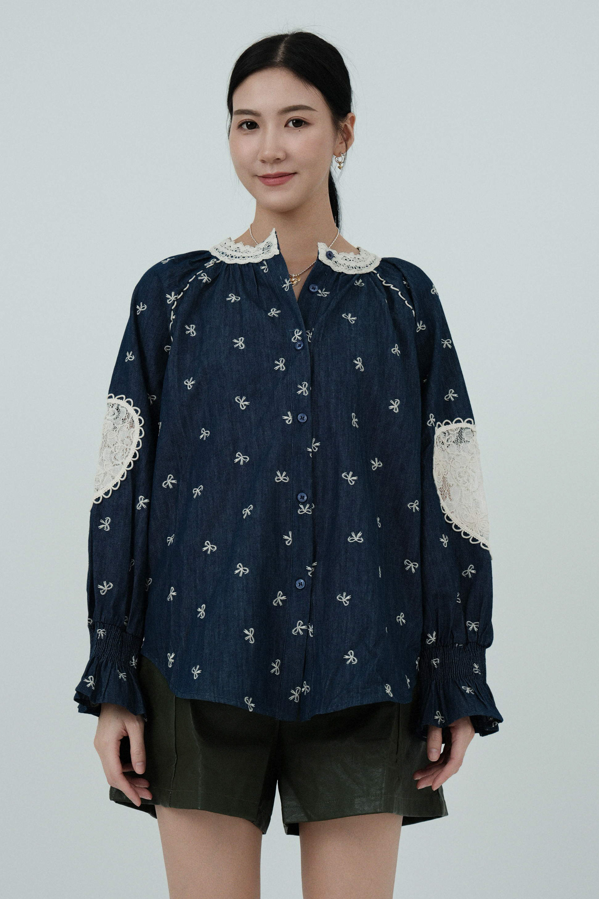 手肘拼心心蕾絲蝴蝶結繡花牛仔恤衫（現貨款式）