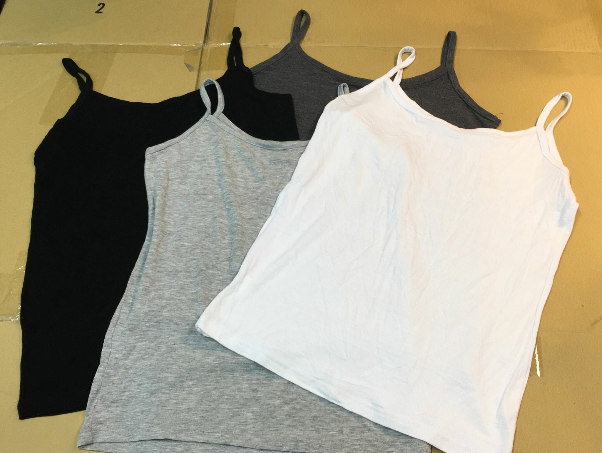 現貨 韓國舒服/滑身料吊帶背心（此為清貨價貨品不設退換）(AT11 510)