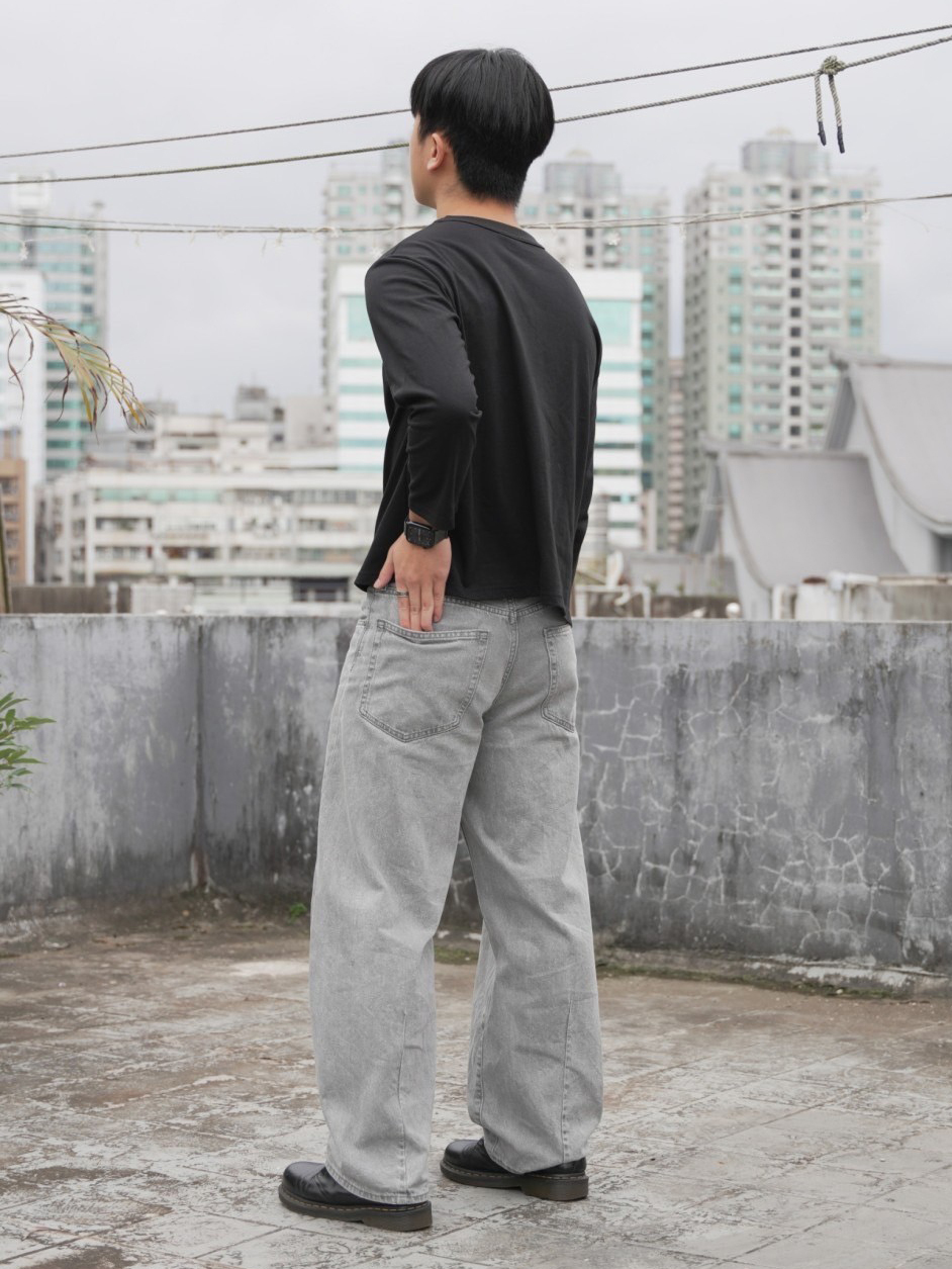 男模穿著#24203 寬短版下擺開衩長T黑色背面照