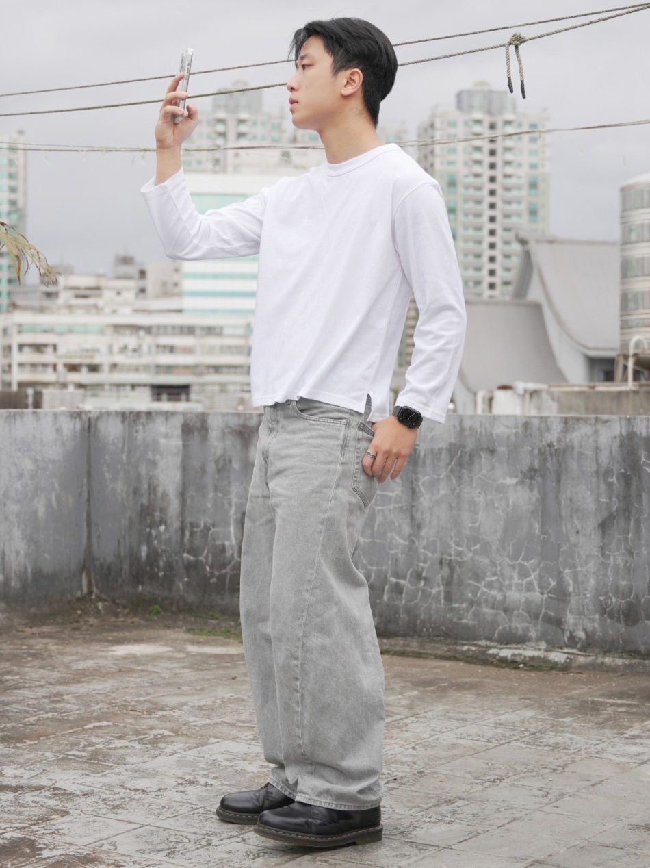 男模穿著#24203 寬短版下擺開衩長T白色