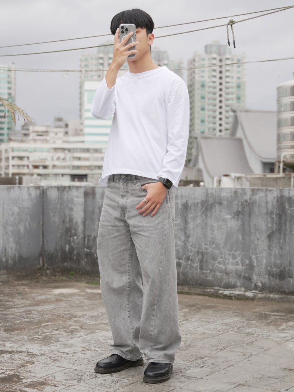男模穿著#24203 寬短版下擺開衩長T白色全身照