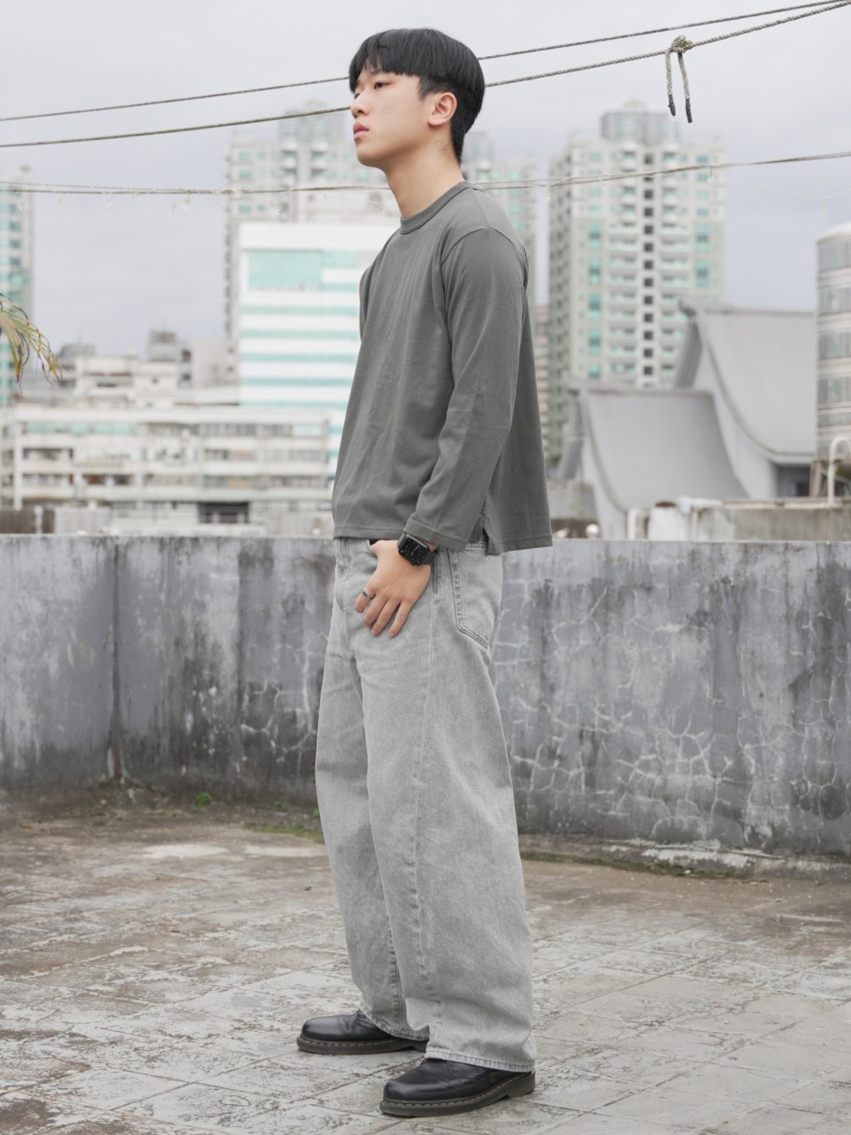 男模穿著#24203 寬短版下擺開衩長T深灰色側面照