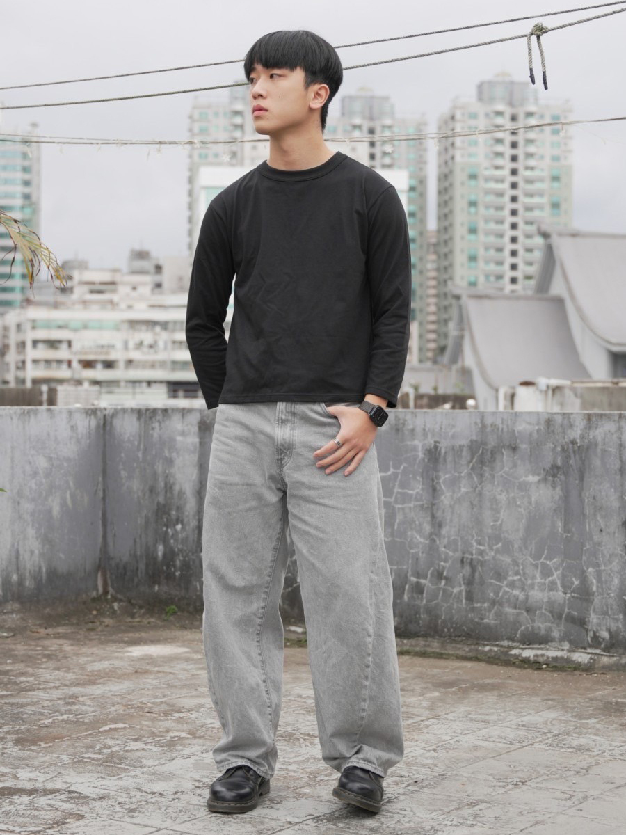 男模穿著#24203 寬短版下擺開衩長T黑色