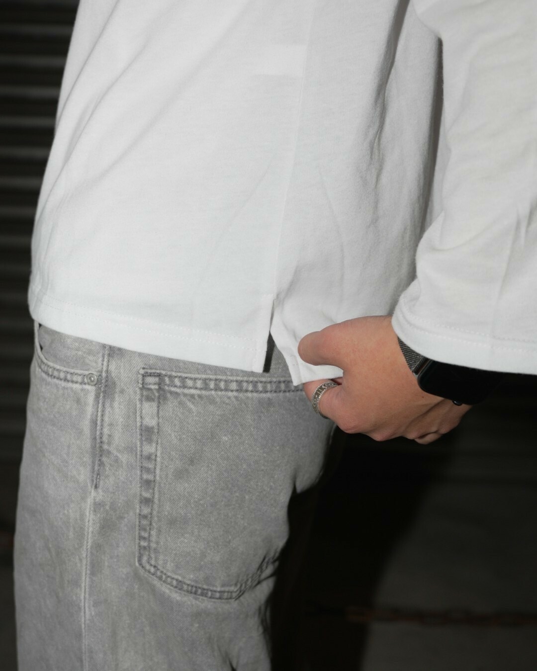 男模穿著#24203 寬短版下擺開衩長T白色細節照