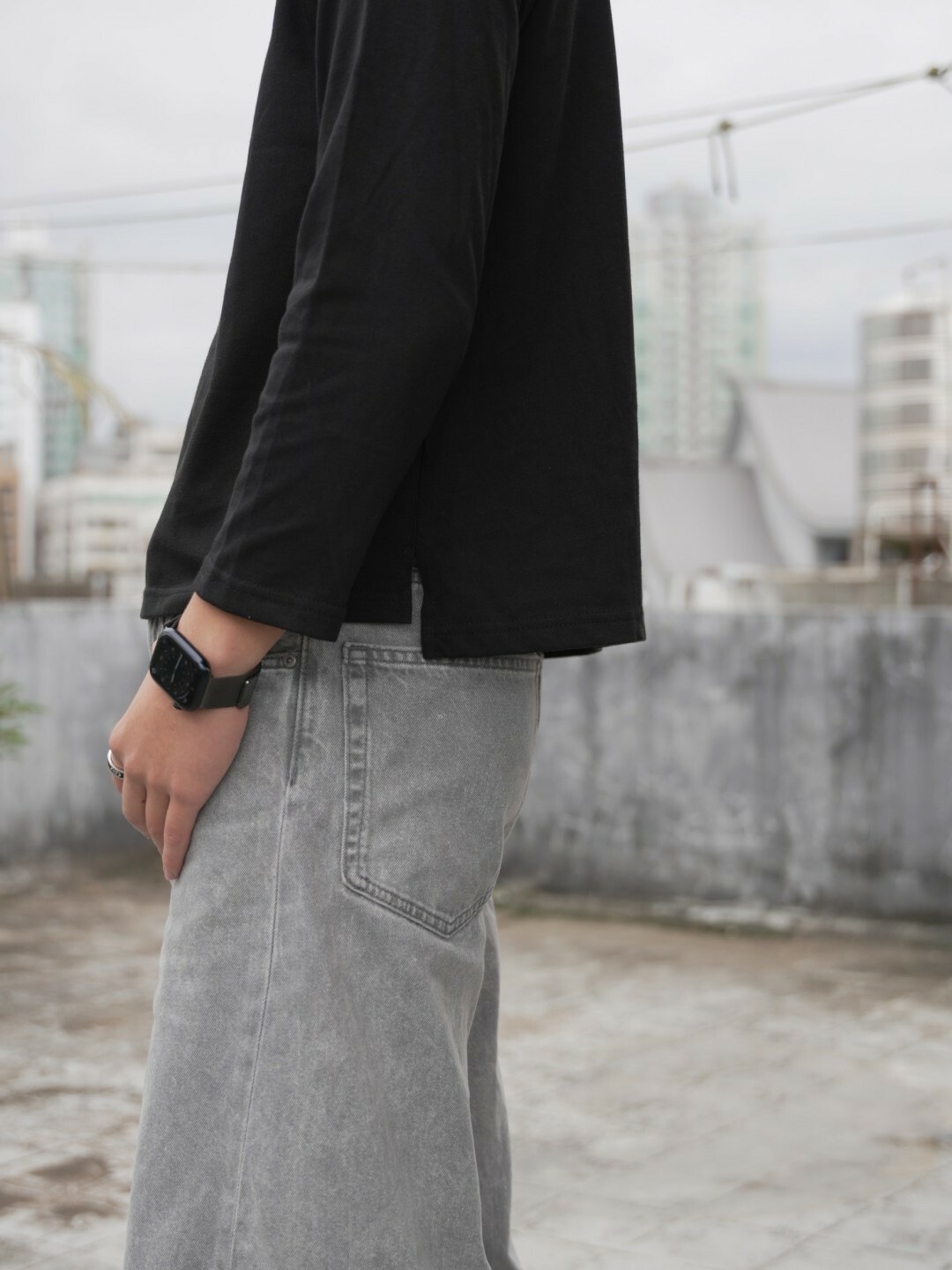 男模穿著#24203 寬短版下擺開衩長T黑色側面特寫照
