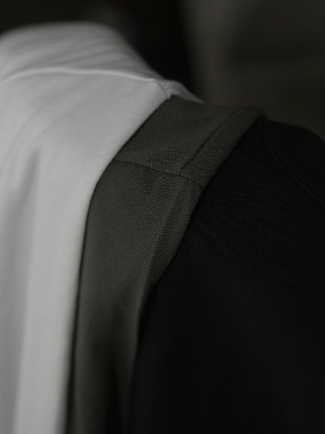 #24203 寬短版下擺開衩長T商品特寫照