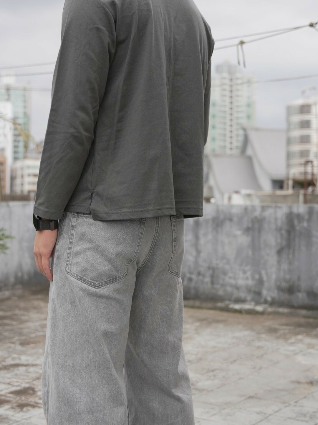 男模穿著#24203 寬短版下擺開衩長T深灰色背面照