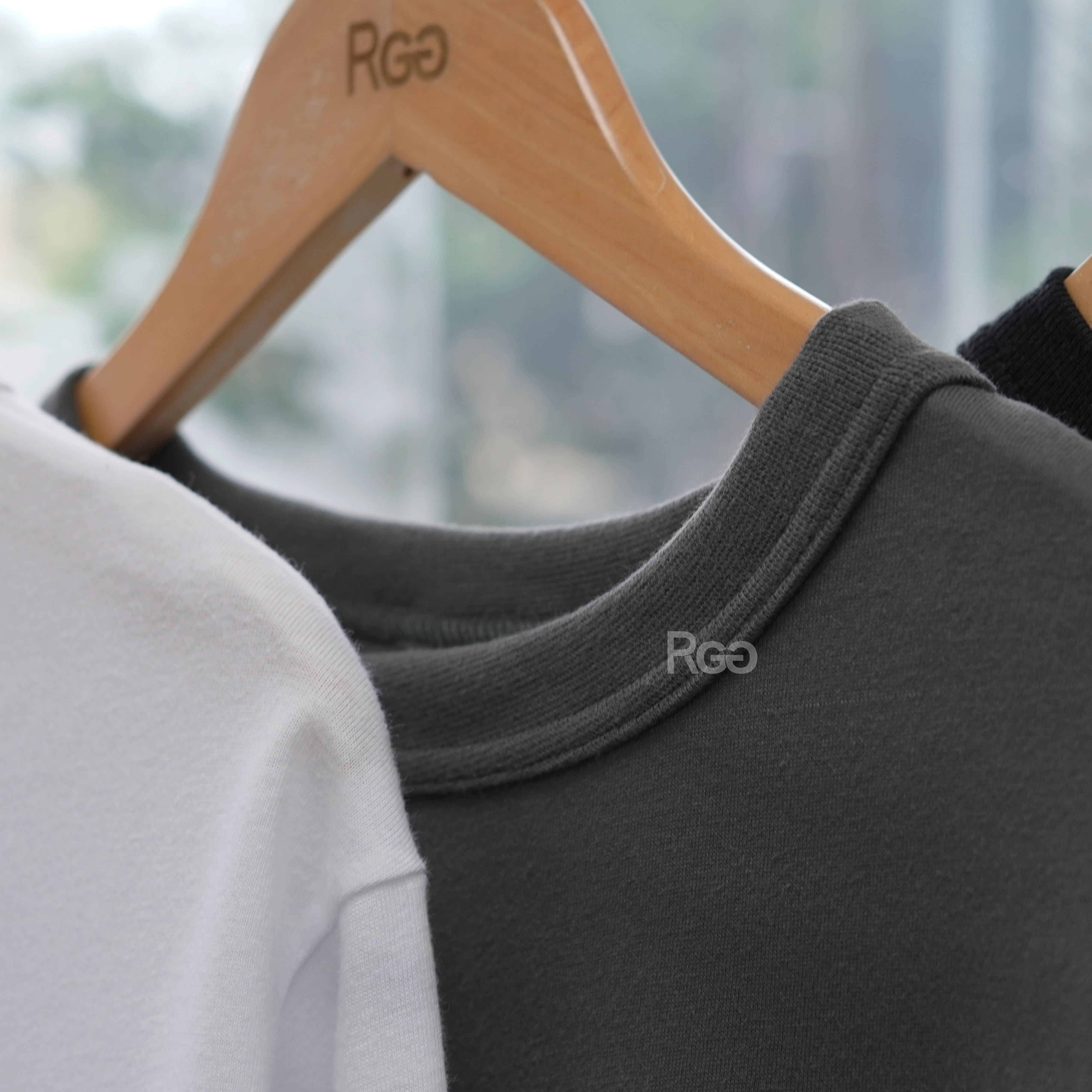 #24203 寬短版下擺開衩長T領口細節照